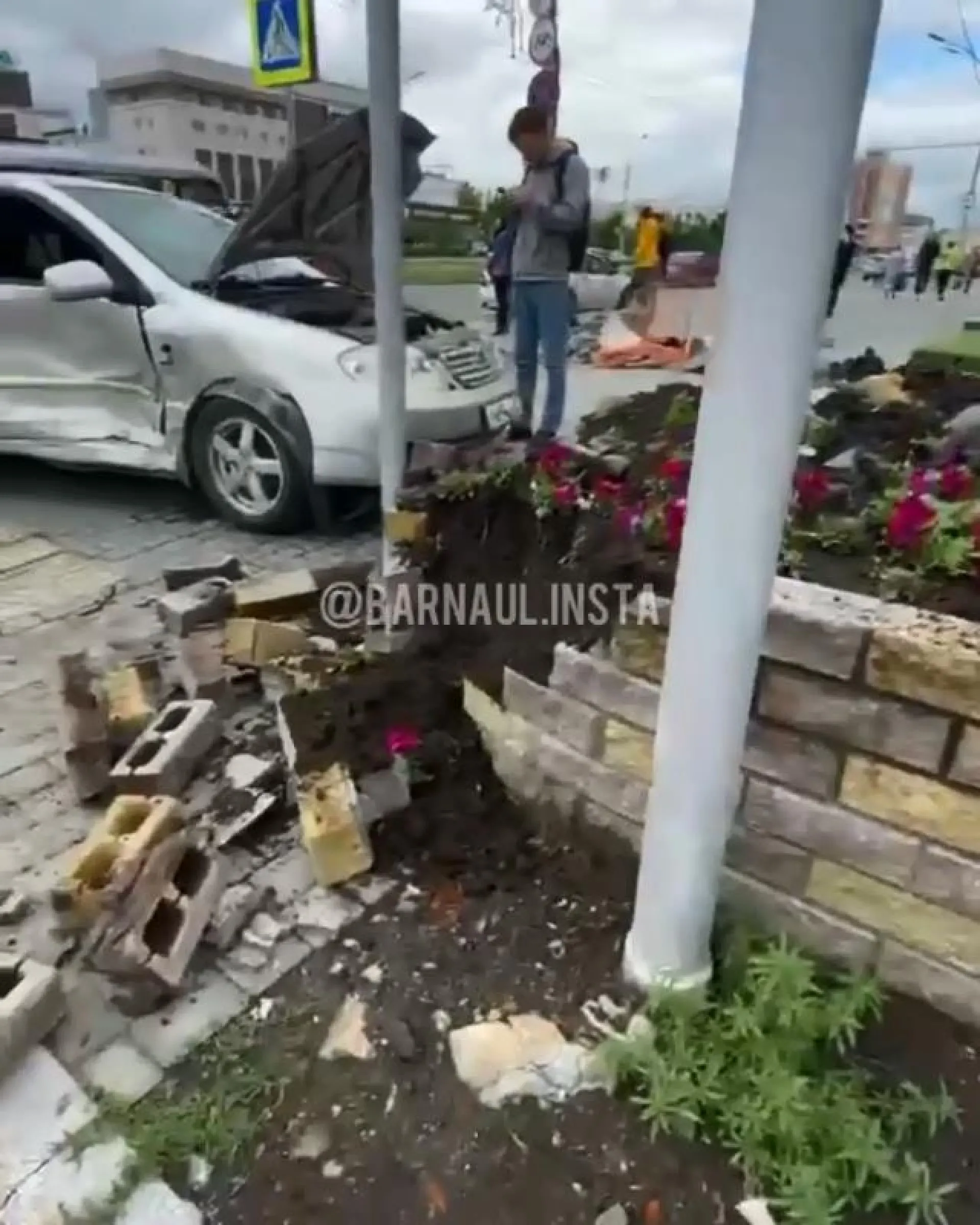 В ДТП в центре Барнаула пострадали два автомобиля и клумба