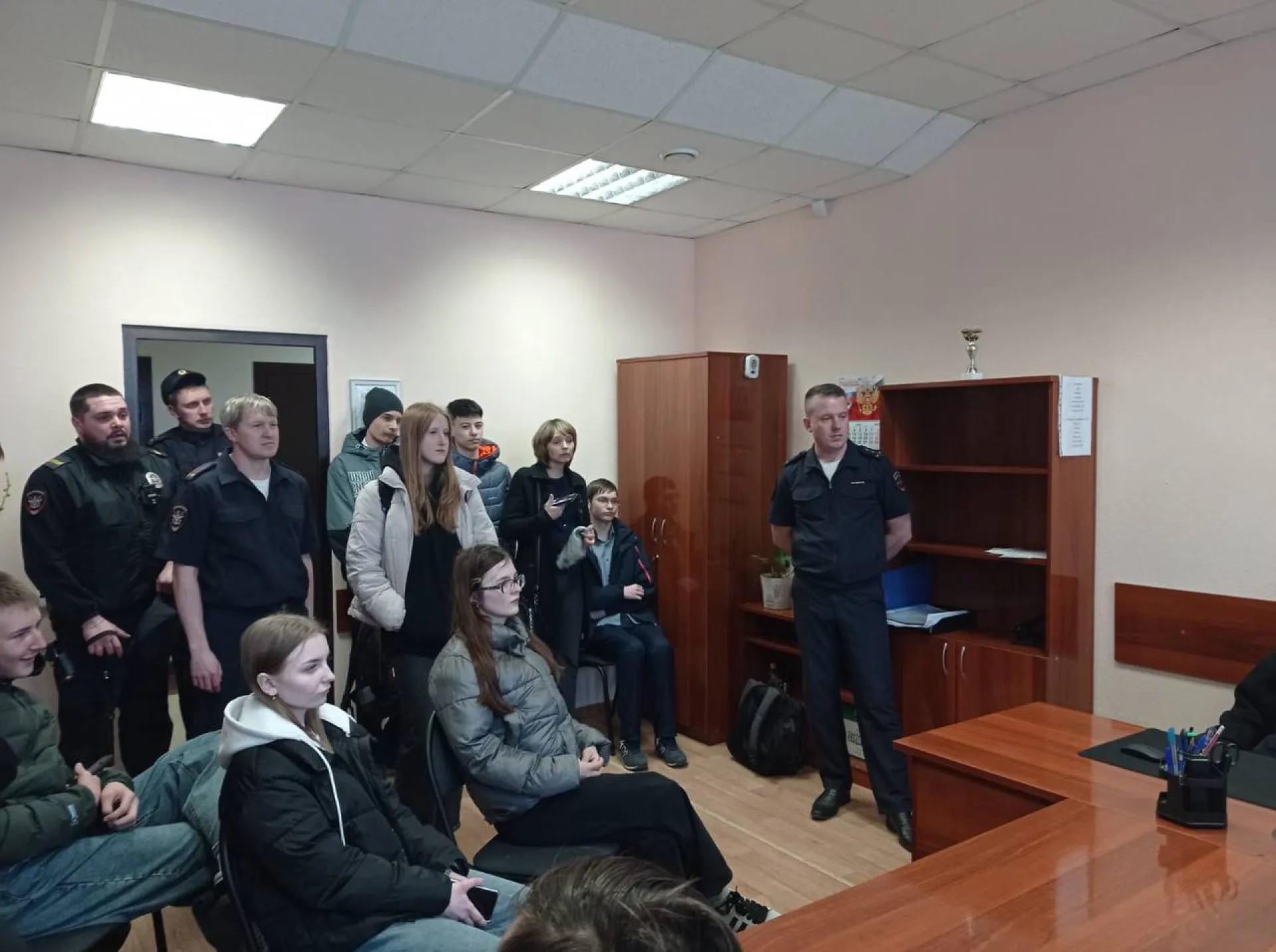 На Алтае транспортные полицейские провели выездной урок безопасности для школьников На Алтае транспортные полицейские провели выездной урок безопасности для школьников
