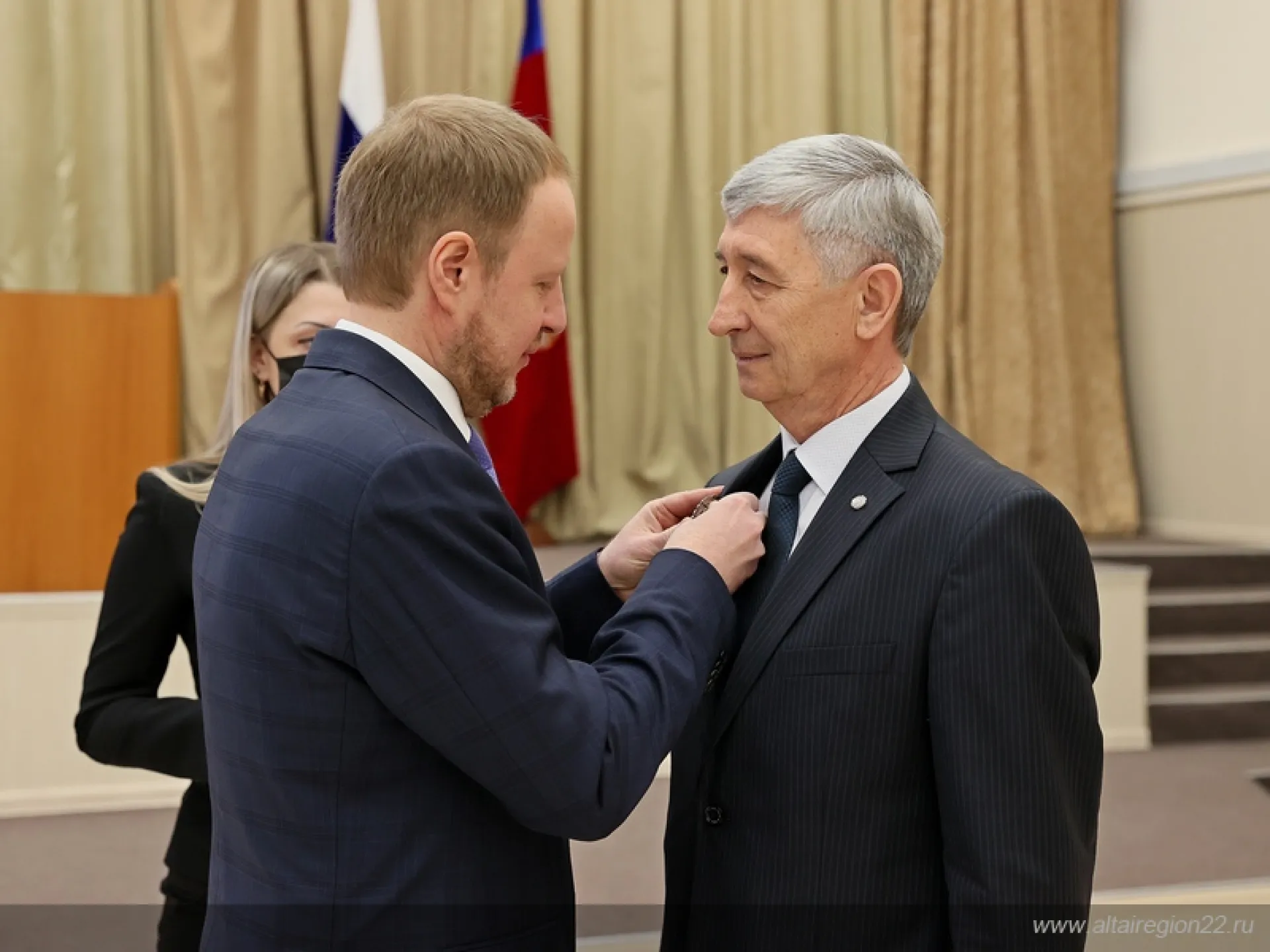 В День местного самоуправления губернатор Алтайского края вручил награды муниципальным служащим