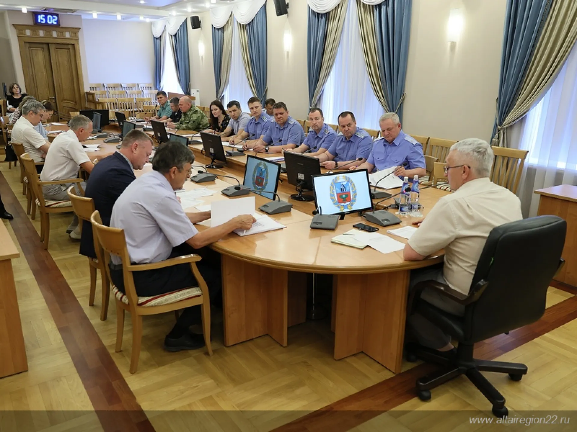 Патриотическое воспитание школьников обсудили в правительстве Алтайского края
