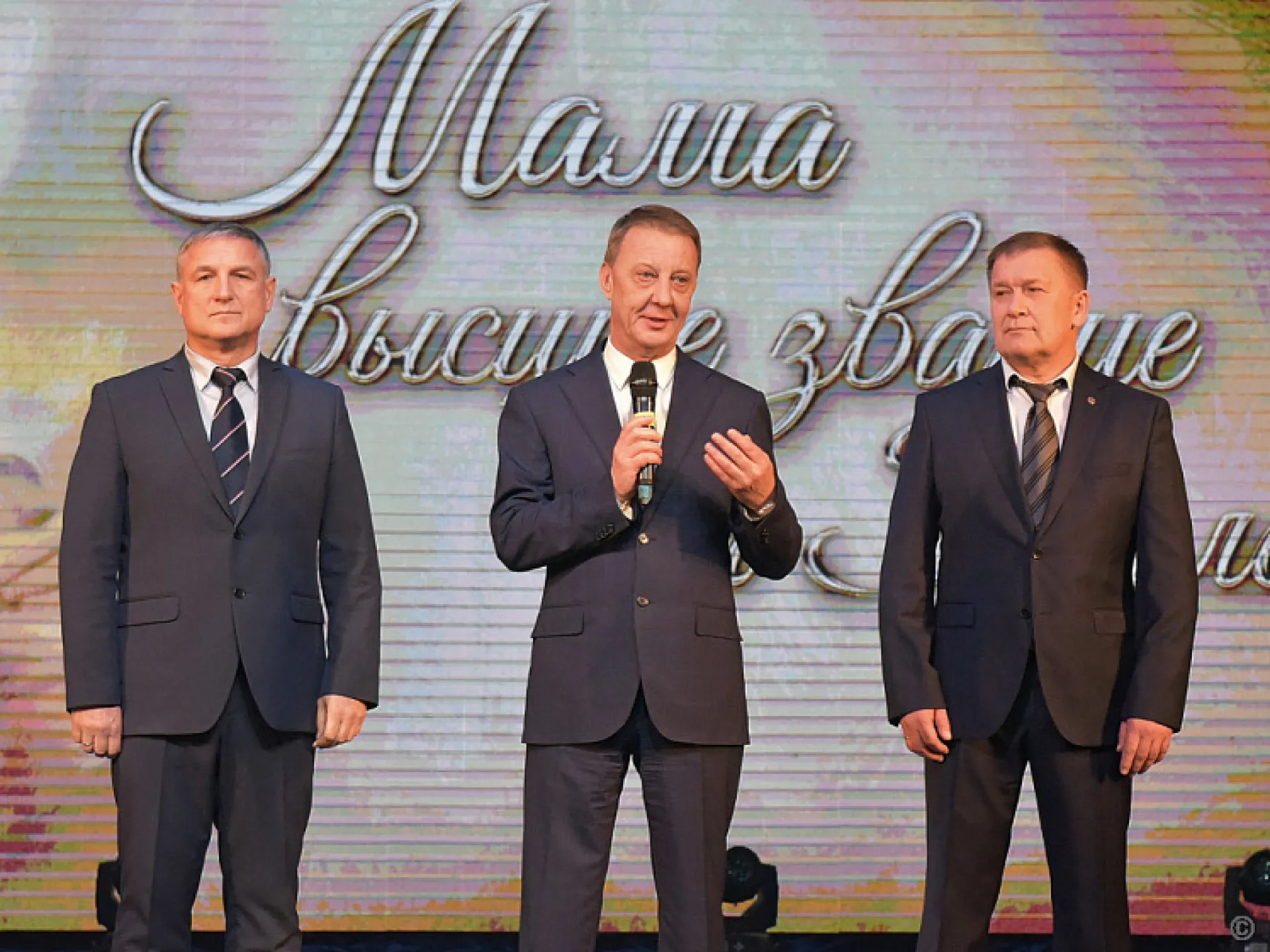 Глава города Вячеслав Франк поздравляет жительниц Барнаула с Днем матери Глава города Вячеслав Франк поздравляет жительниц Барнаула с Днем матери