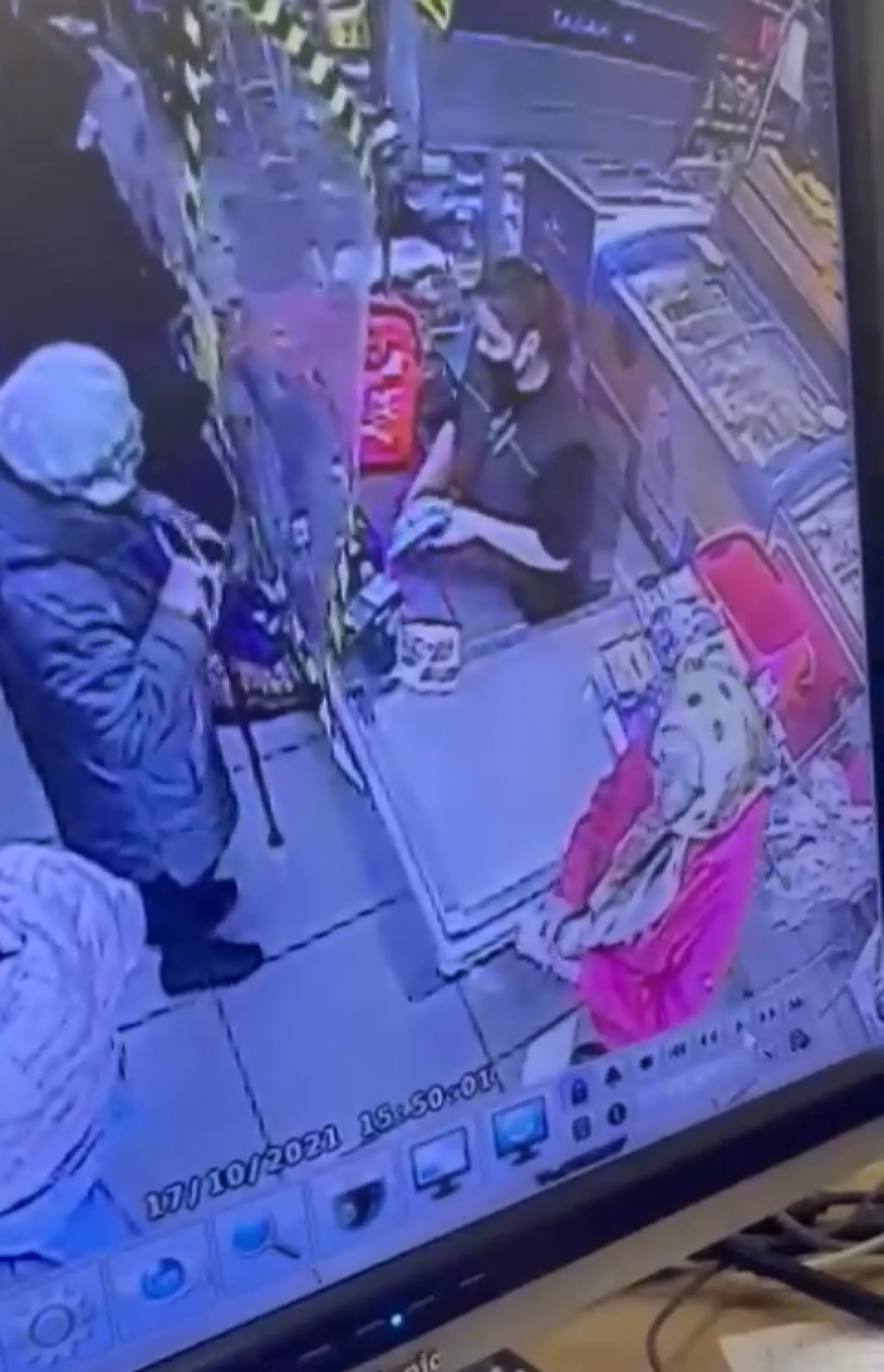 Бийская пенсионерка украла деньги из банкомата