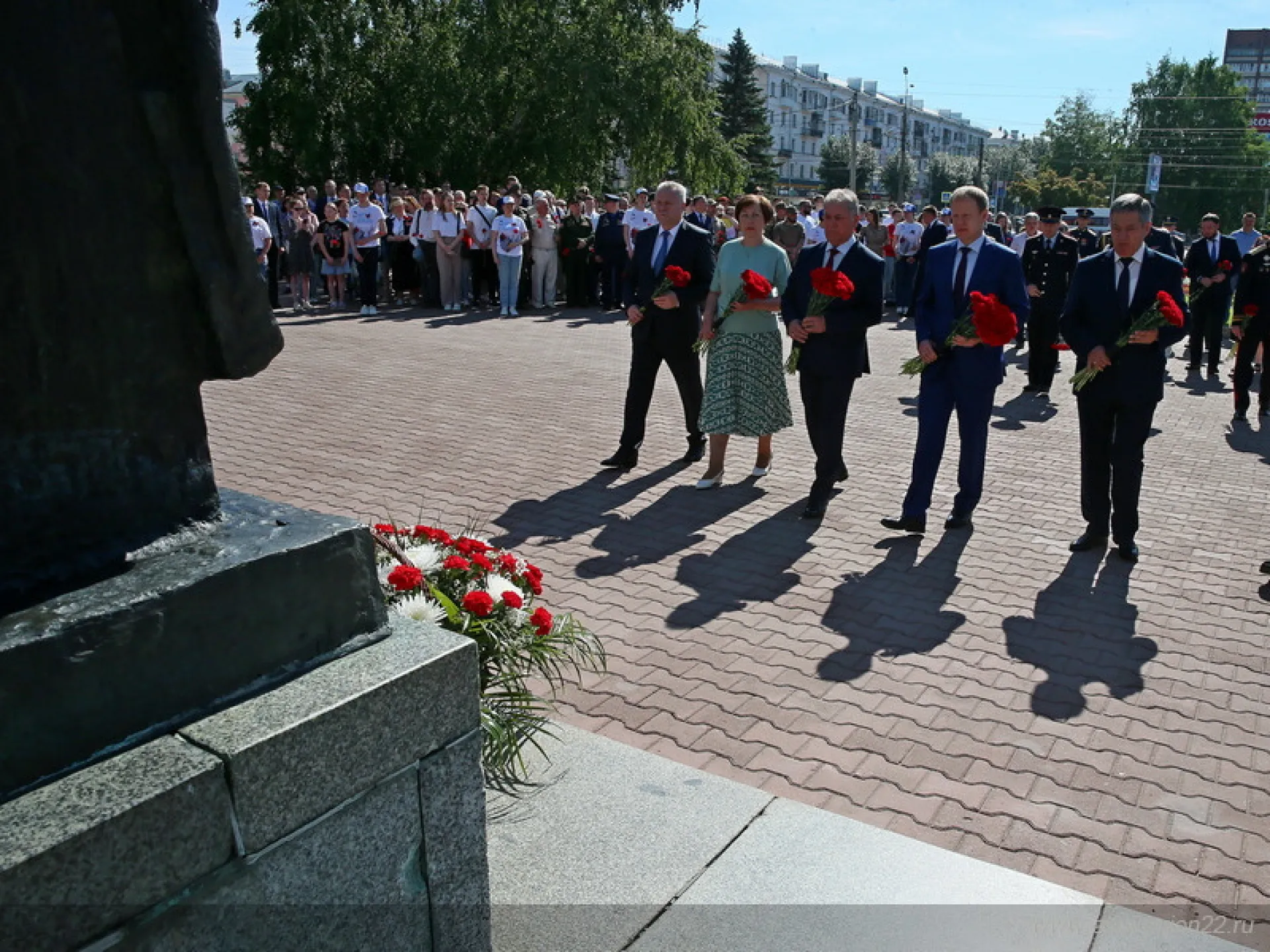 Торжественное возложение цветов состоялось у Мемориала Славы в Барнауле Торжественное возложение цветов состоялось у Мемориала Славы в Барнауле