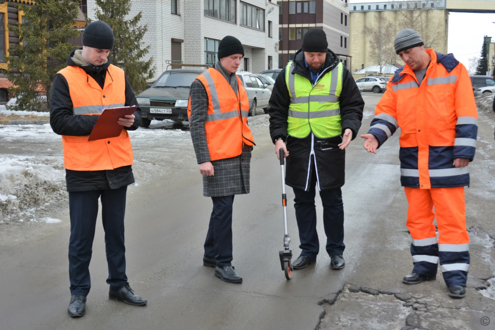К комиссионному обследованию дорог приступили в Барнауле К комиссионному обследованию дорог приступили в Барнауле