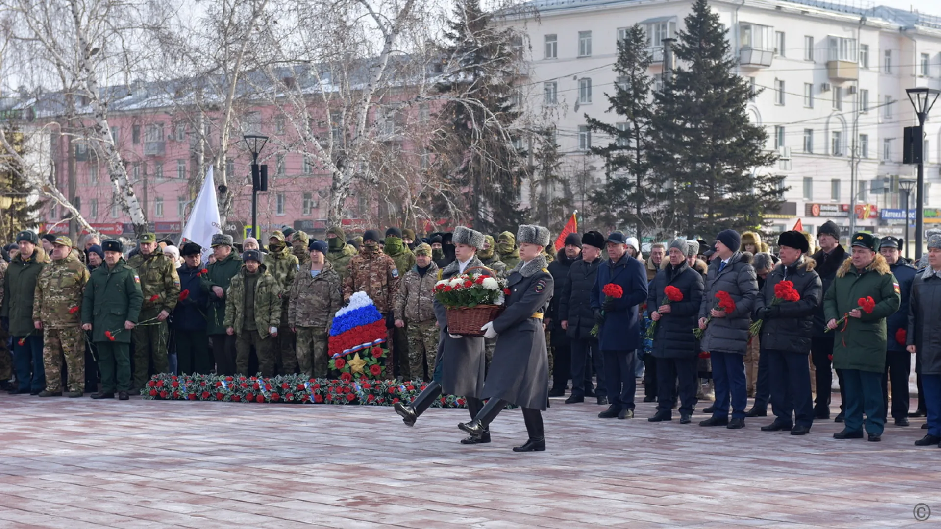 В Барнауле возложили цветы к Мемориалу Славы в честь Дня защитника Отечества В Барнауле возложили цветы к Мемориалу Славы в честь Дня защитника Отечества