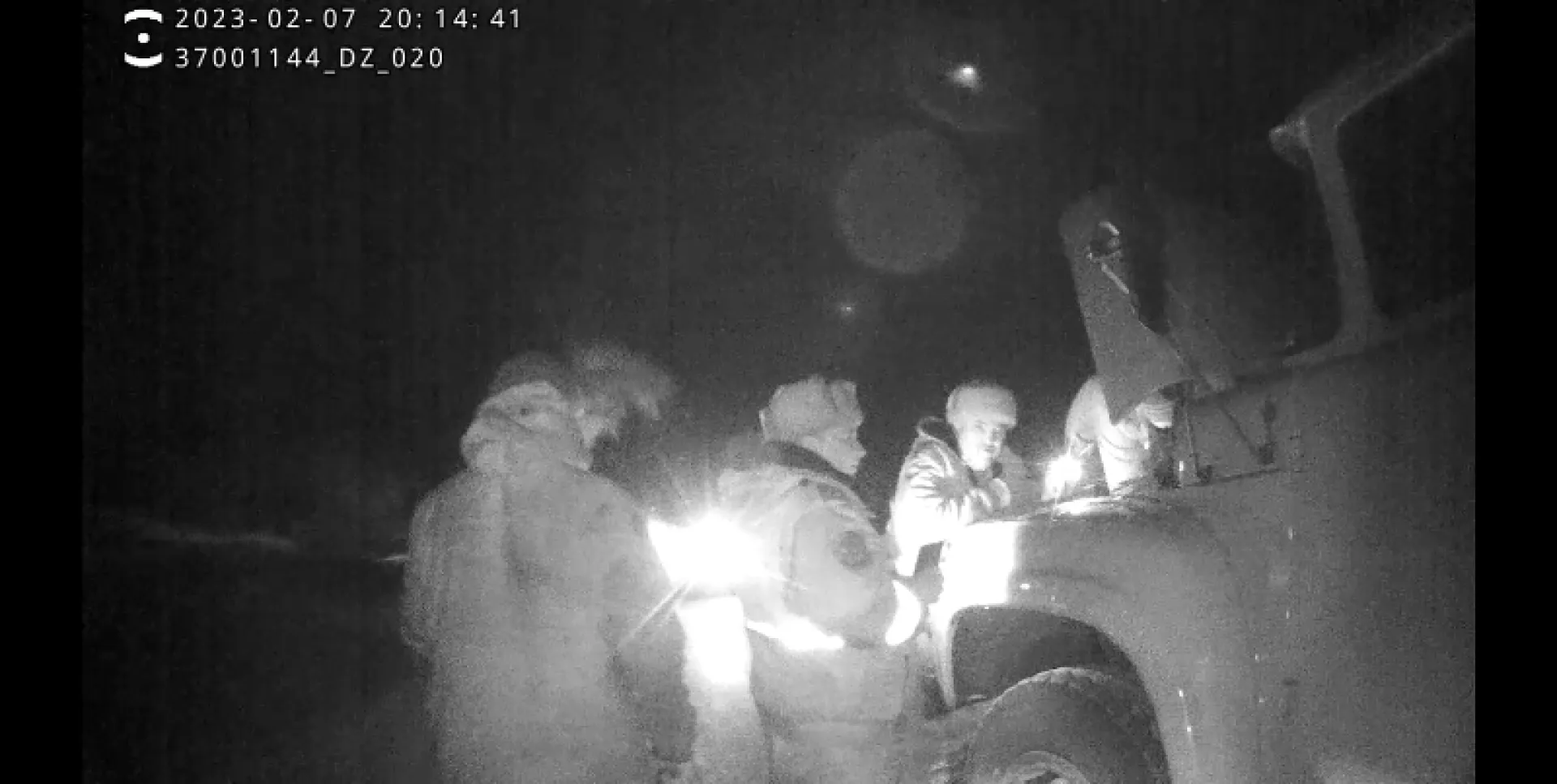 Сотрудники Госавтоинспекции спасли замерзающих водителей на трассе в Алтайском крае