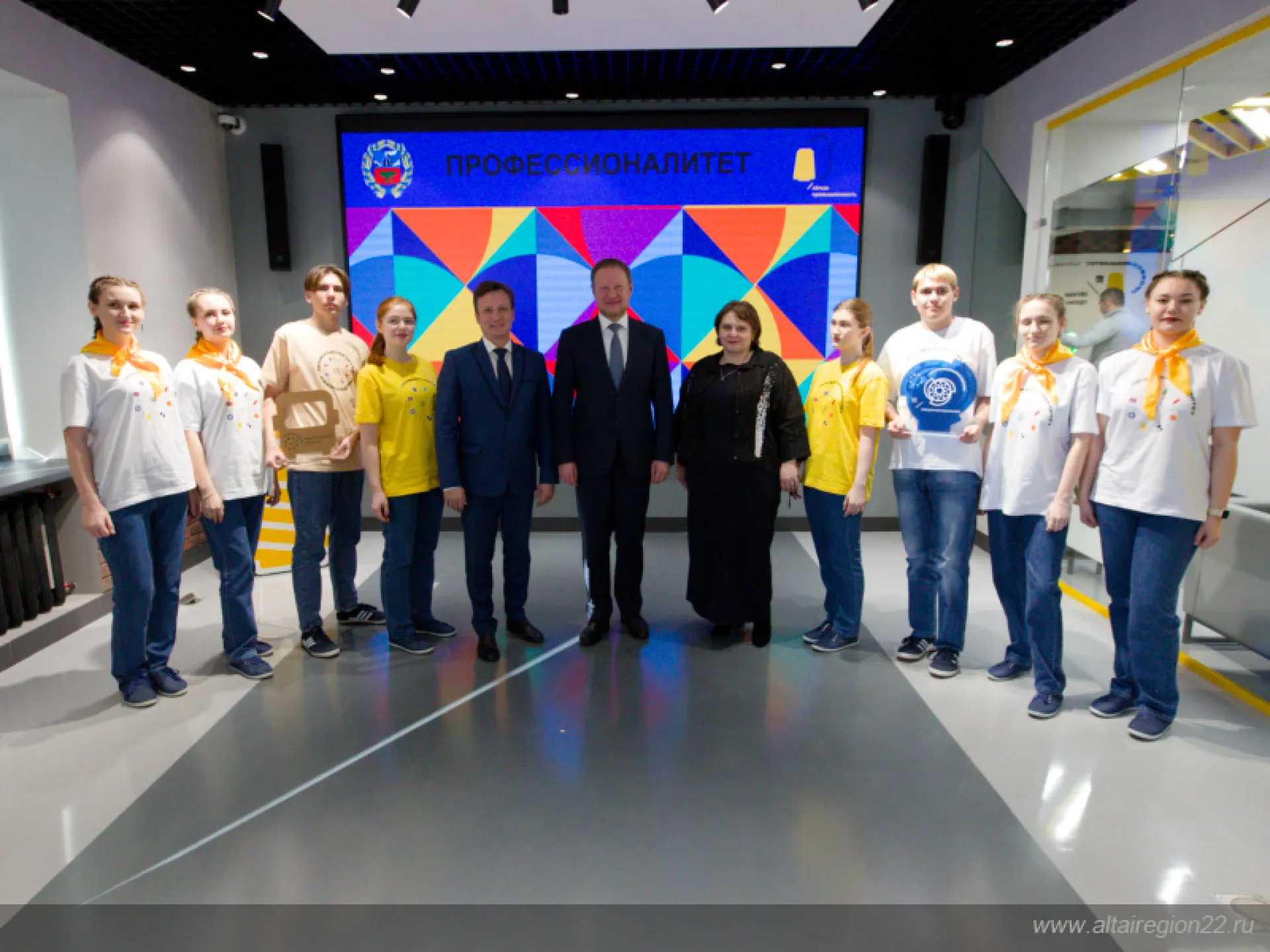 Виктор Томенко посетил новый образовательно-производственный центр легкой промышленности в Алтайском крае