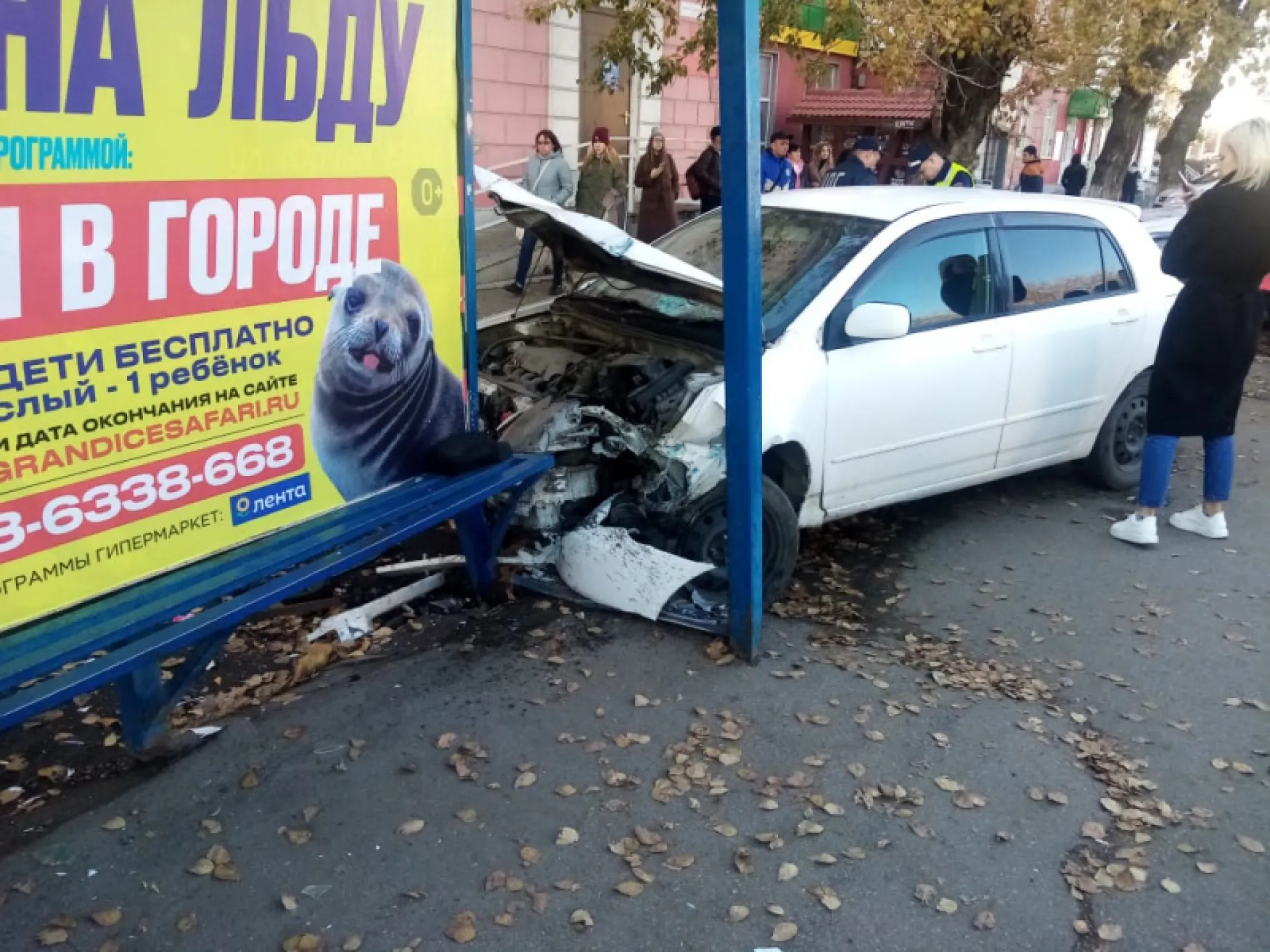 Автомобиль въехал в остановку в Барнауле. Один человек погиб