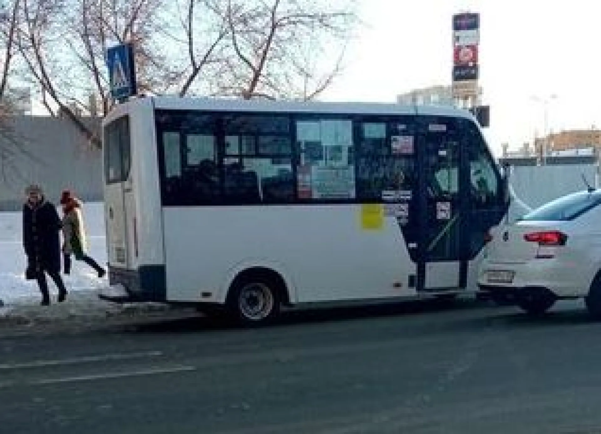  «Почему мы должны рисковать жизнью»: барнаульцы возмутились ездой общественного транспорта по третьей полосе
