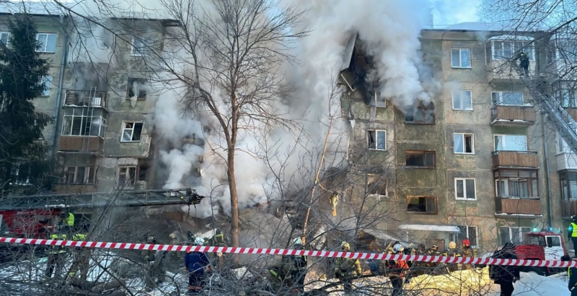 Жилой дом обрушился в Новосибирске из-за хлопка бытового газа
