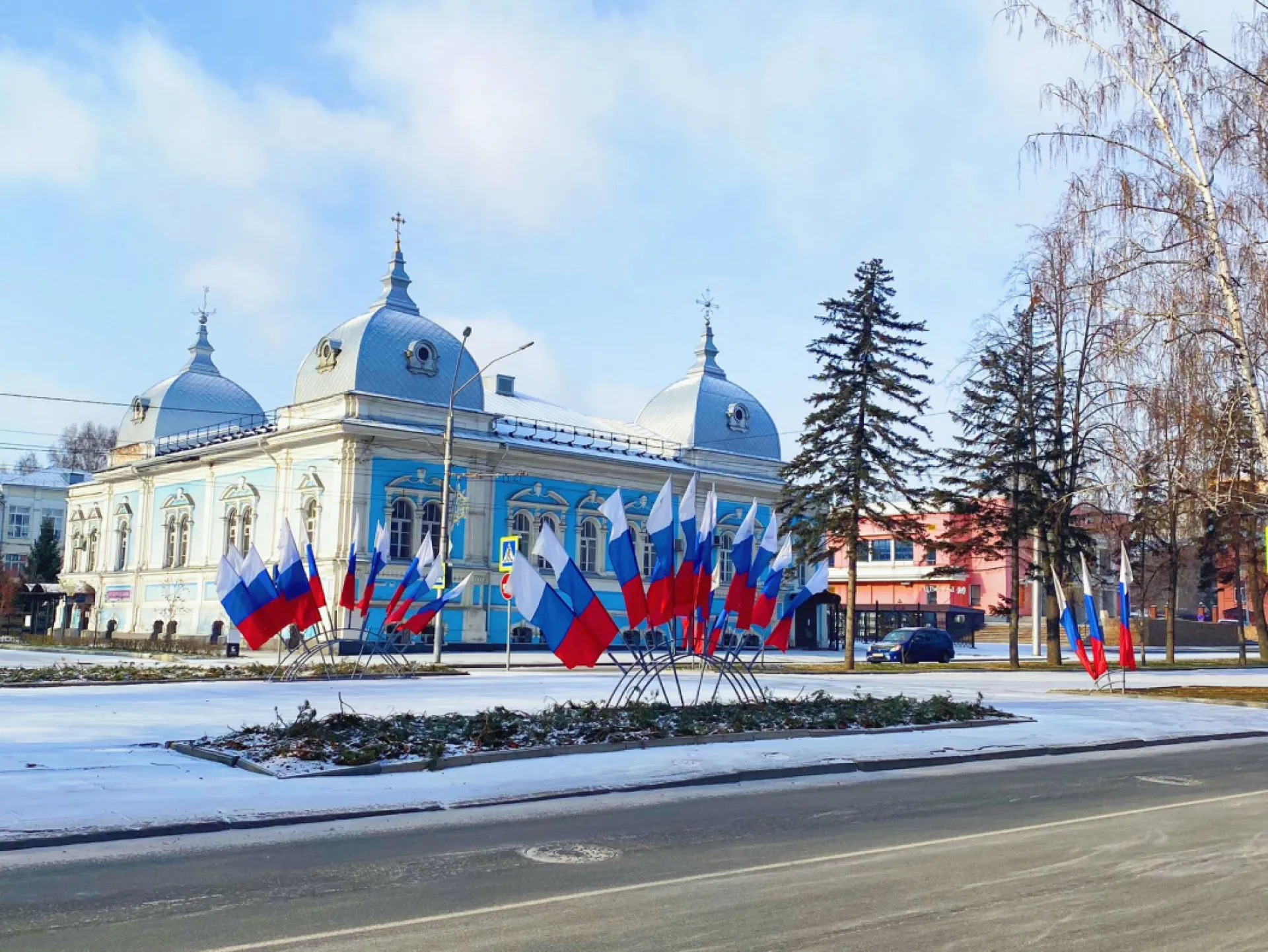 Барнаул украсили ко Дню народного единства Барнаул украсили ко Дню народного единства