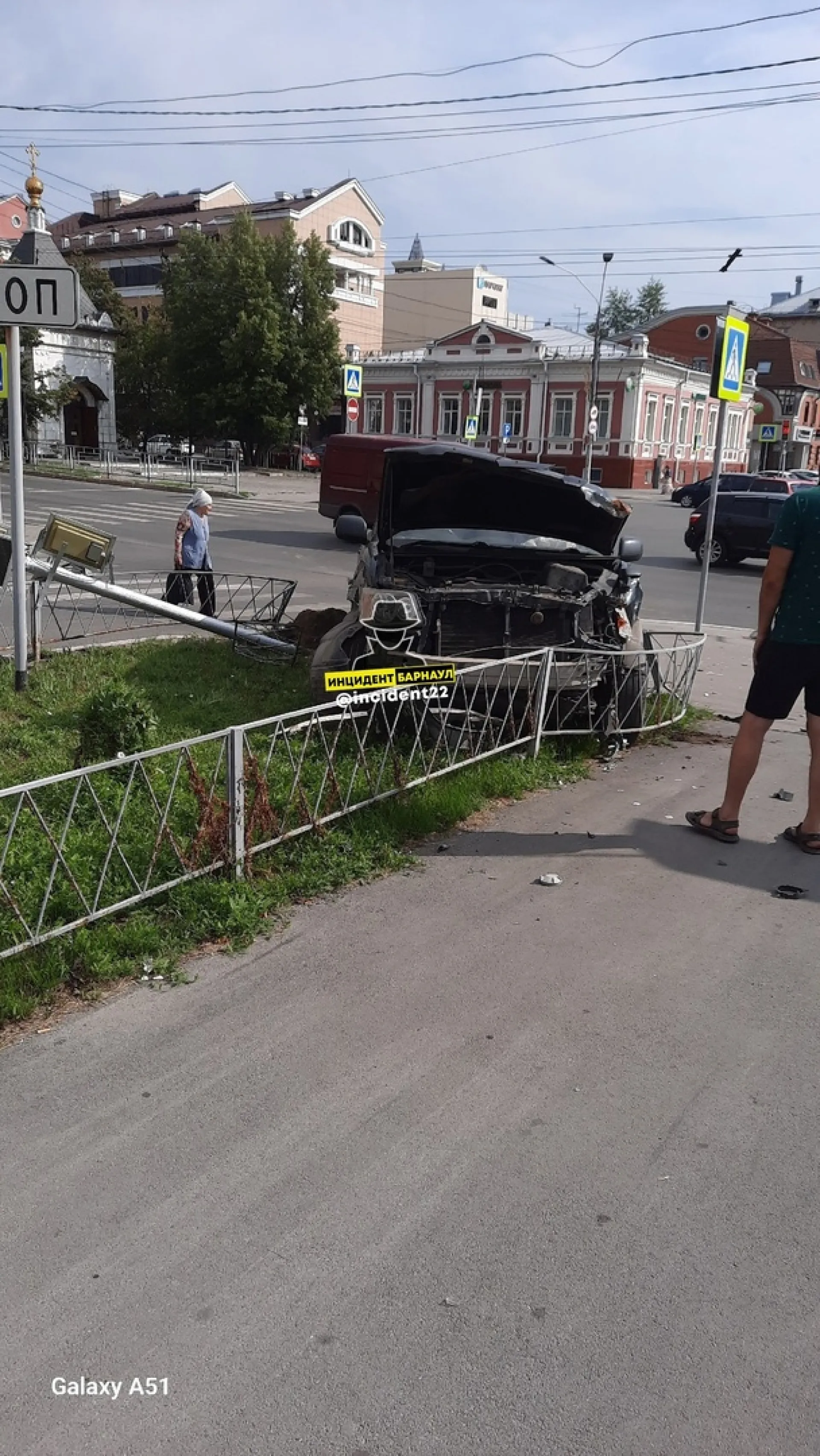 Автомобили столкнулись и сбили дорожный знак в центре Барнаула Автомобили столкнулись и сбили дорожный знак в центре Барнаула