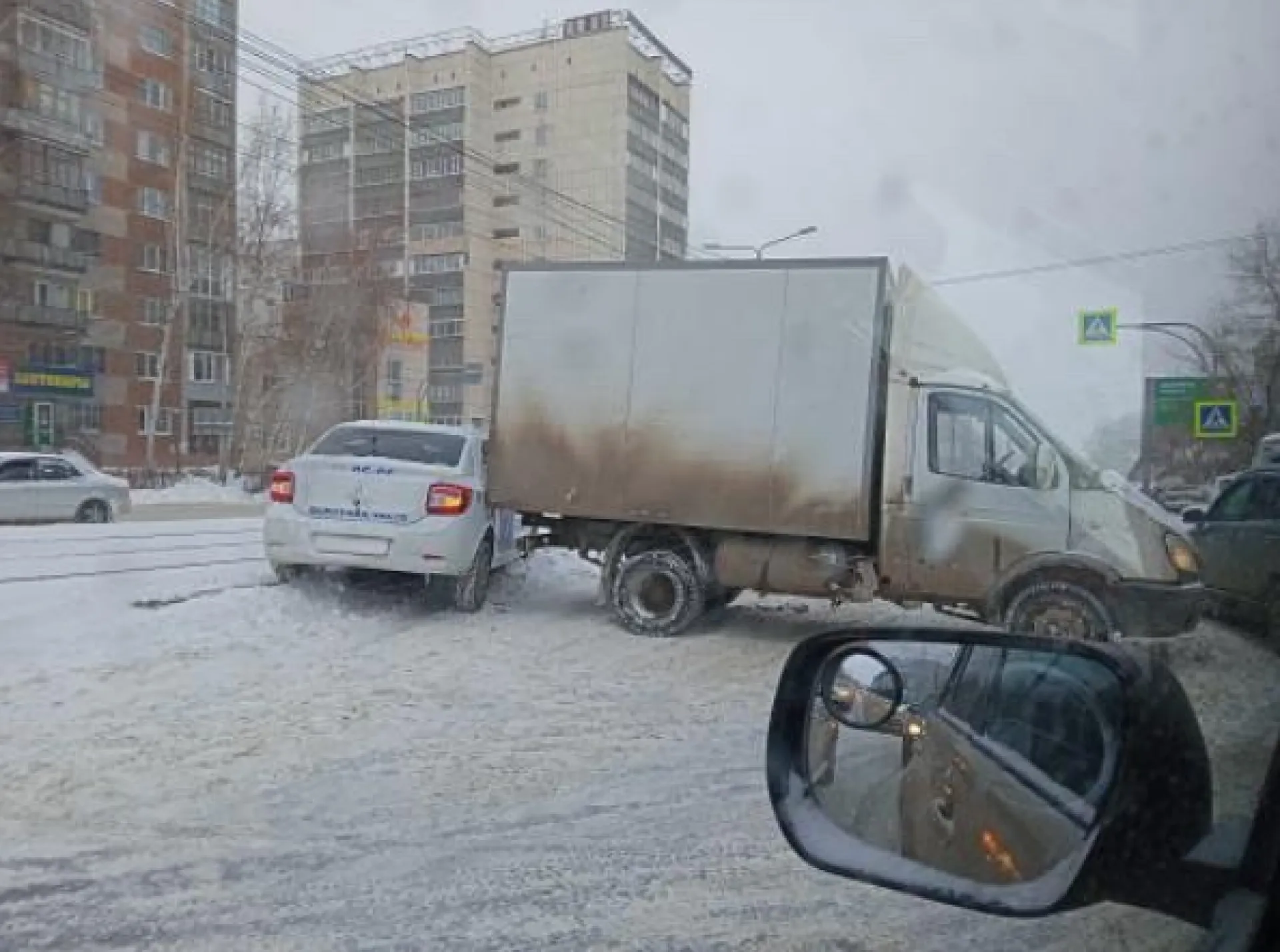 В Барнауле из-за снегопада оказалась перекрыта полоса дороги
