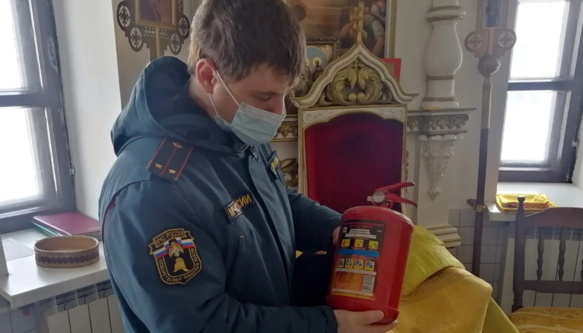 Сотрудники МЧС проверили храмы в Алтайском крае в преддверии Пасхи