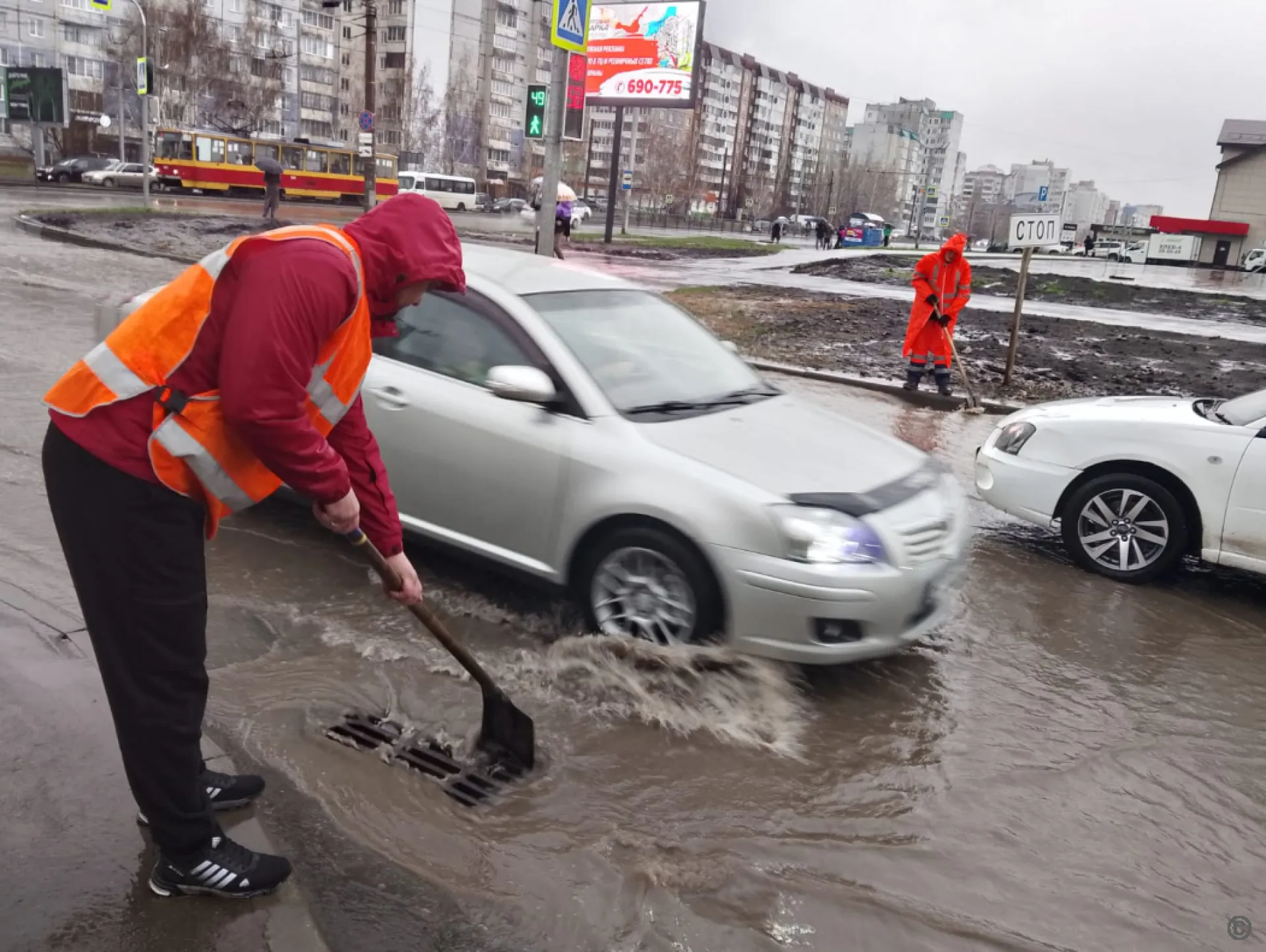 Дорожники борются с последствиями ливня в Барнауле Дорожники борются с последствиями ливня в Барнауле
