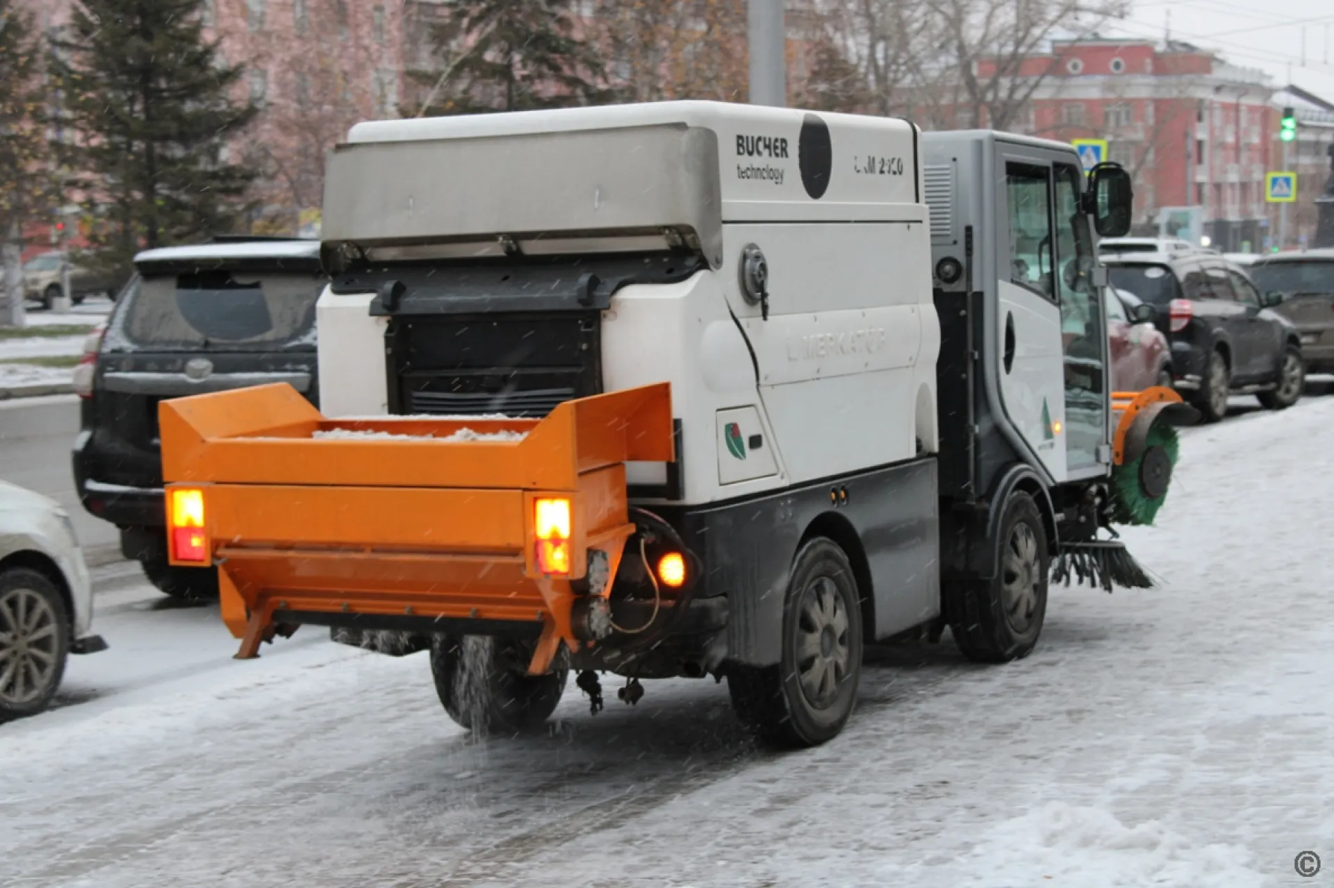 Тротуары на центральной улице Барнаула обрабатывают новым реагентом Тротуары на центральной улице Барнаула обрабатывают новым реагентом