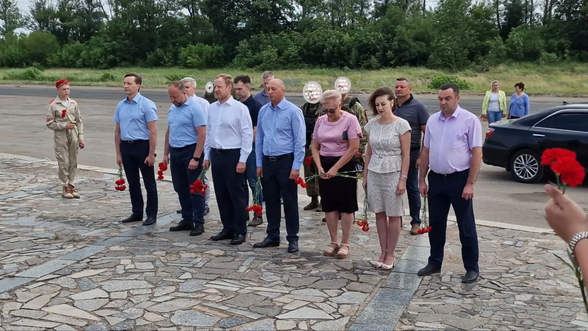 В День памяти и скорби Виктор Томенко посетил памятник «Комбат» в Луганской Народной Республике