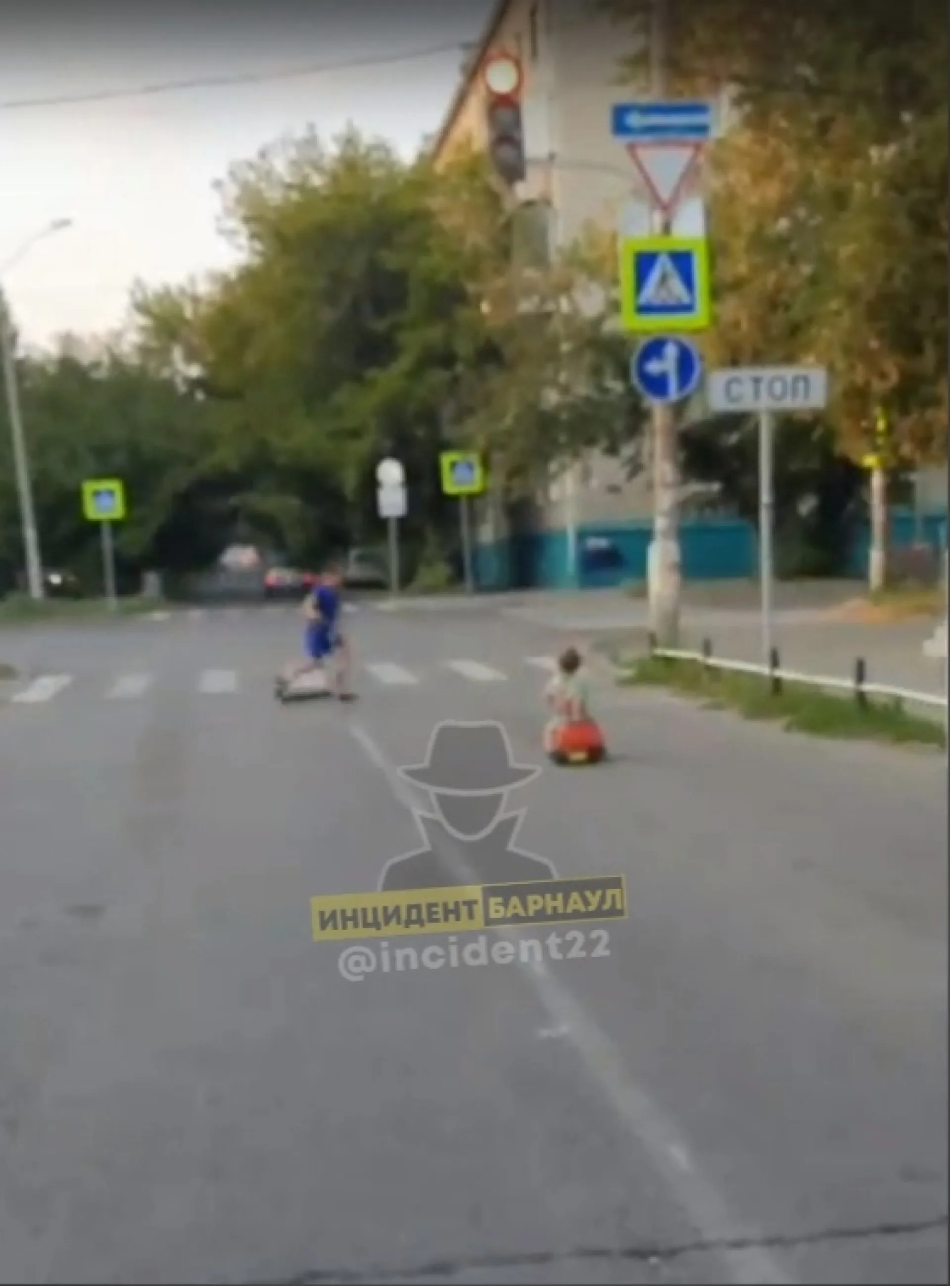 Юный водитель каталки-толокара выехал на дорогу в Барнауле