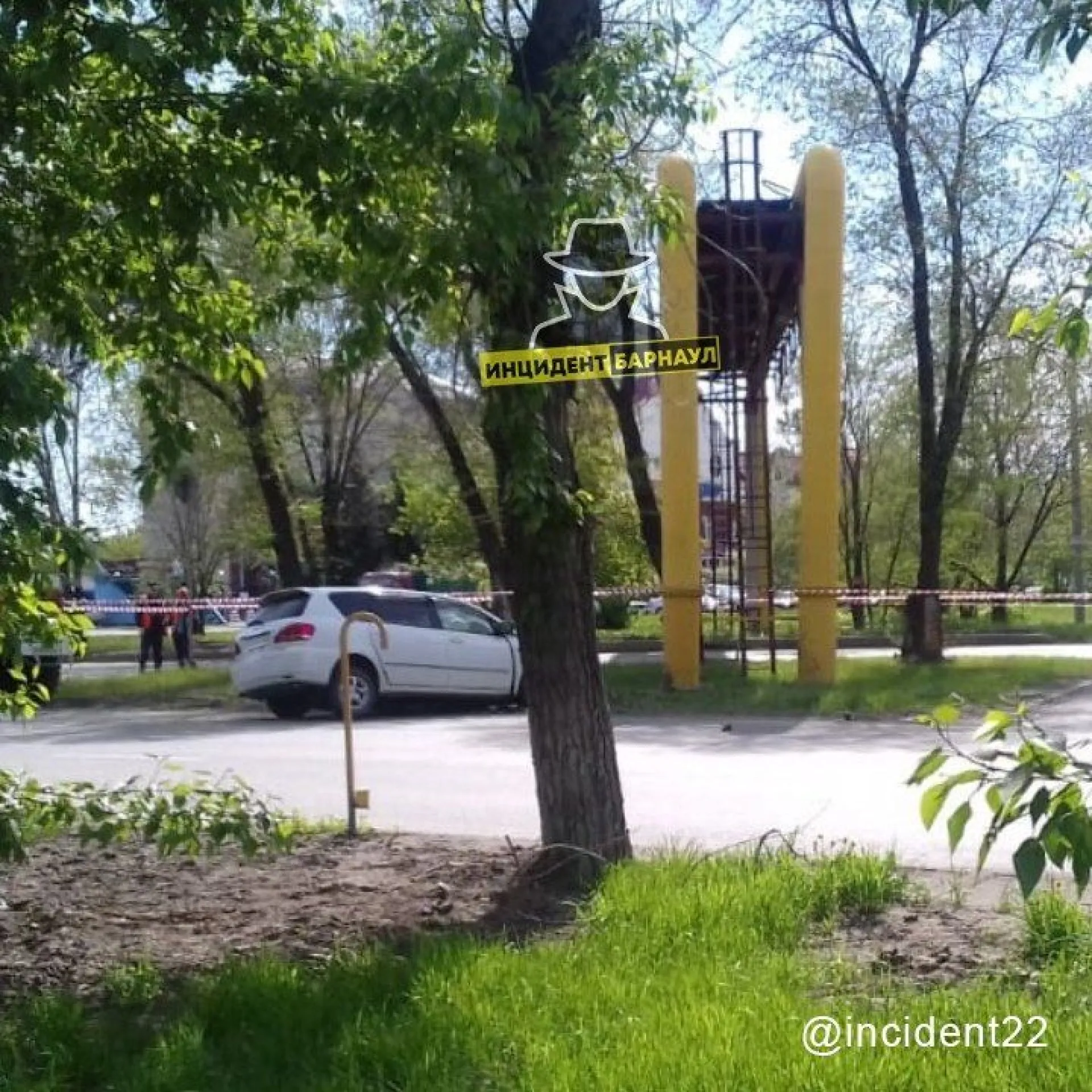 Автомобиль повредил газовую трубу в Барнауле