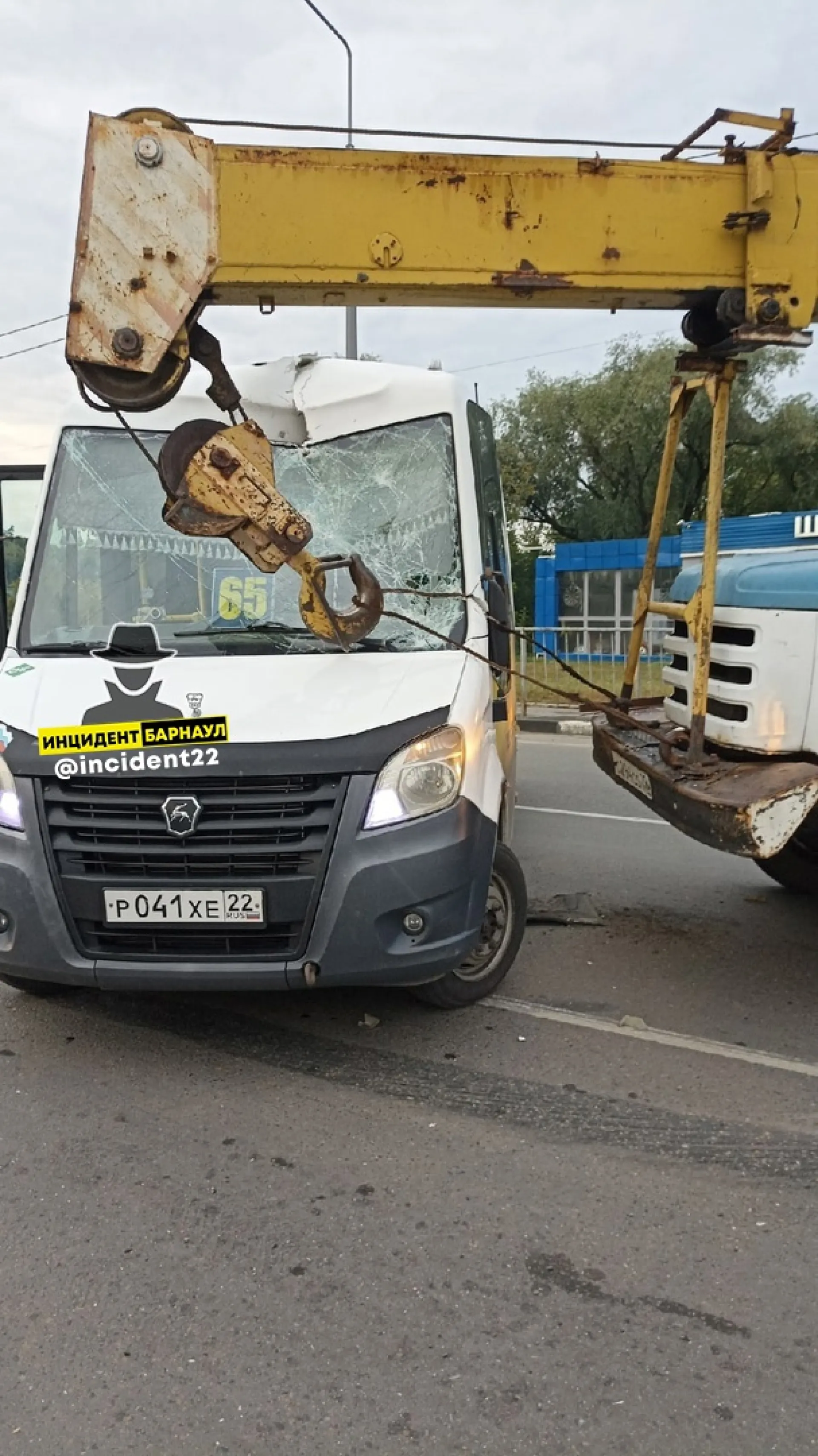 В Барнауле автокран протаранил маршрутное такси