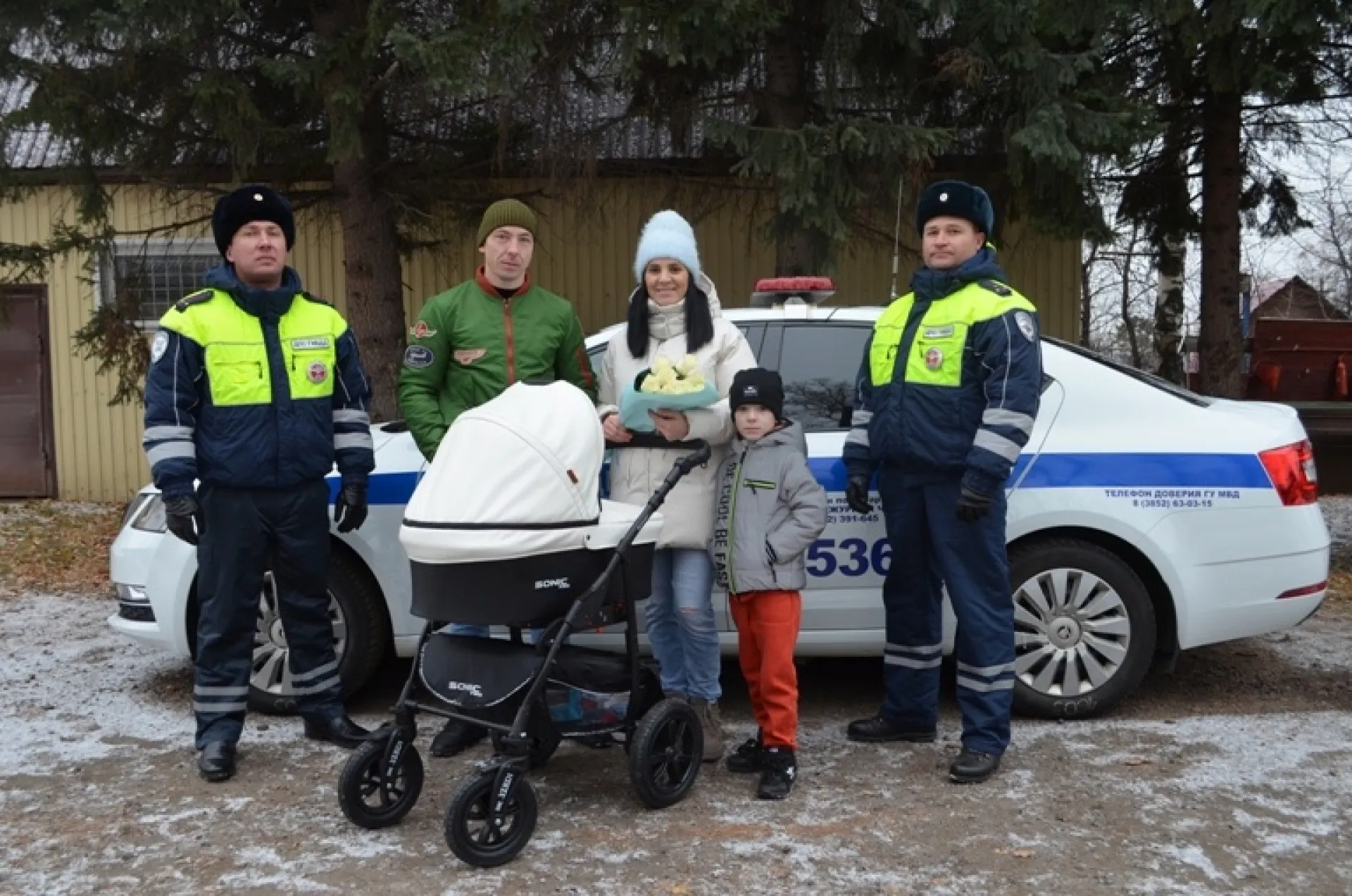 Как в кино: барнаульские полицейские помогли добраться до роддома рожающей женщине