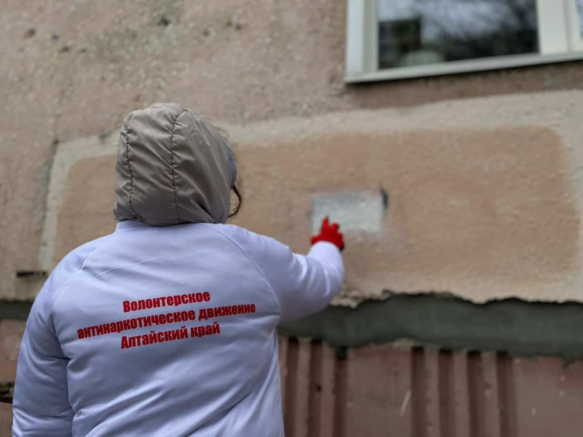 Волонтеры закрасили надписи с рекламой наркотиков в Барнауле Волонтеры закрасили надписи с рекламой наркотиков в Барнауле