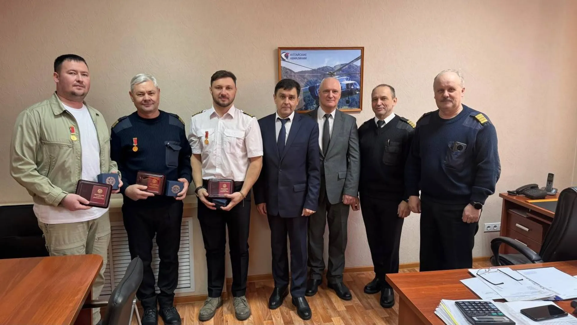 Экипаж вертолёта, спасавший людей с Синюхи, наградили медалями