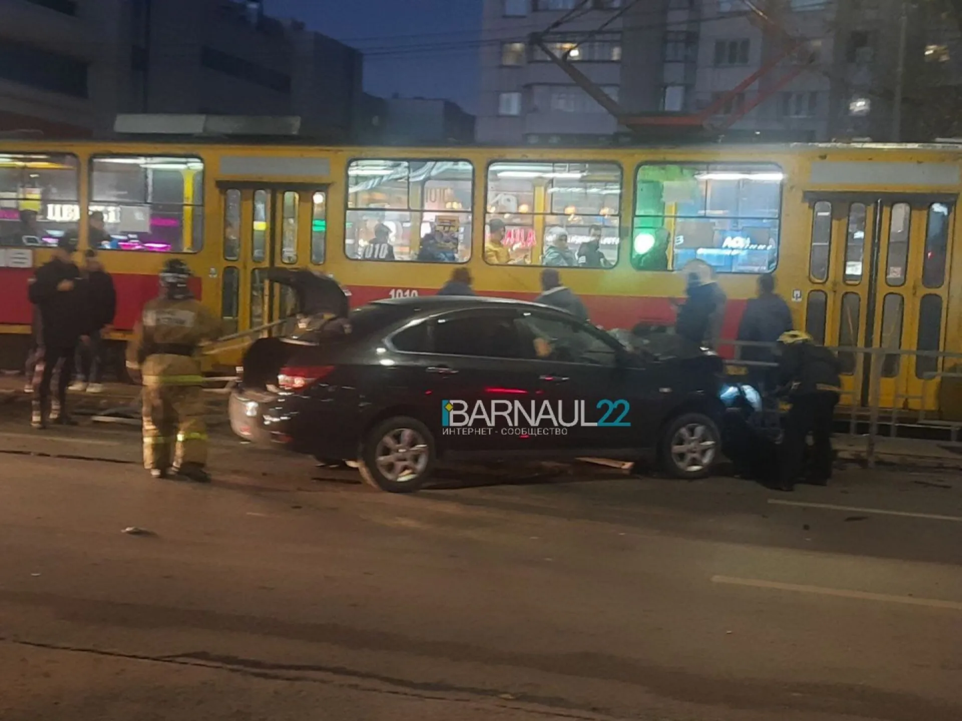 Очередная иномарка влетела в ограждение на остановке в Барнауле