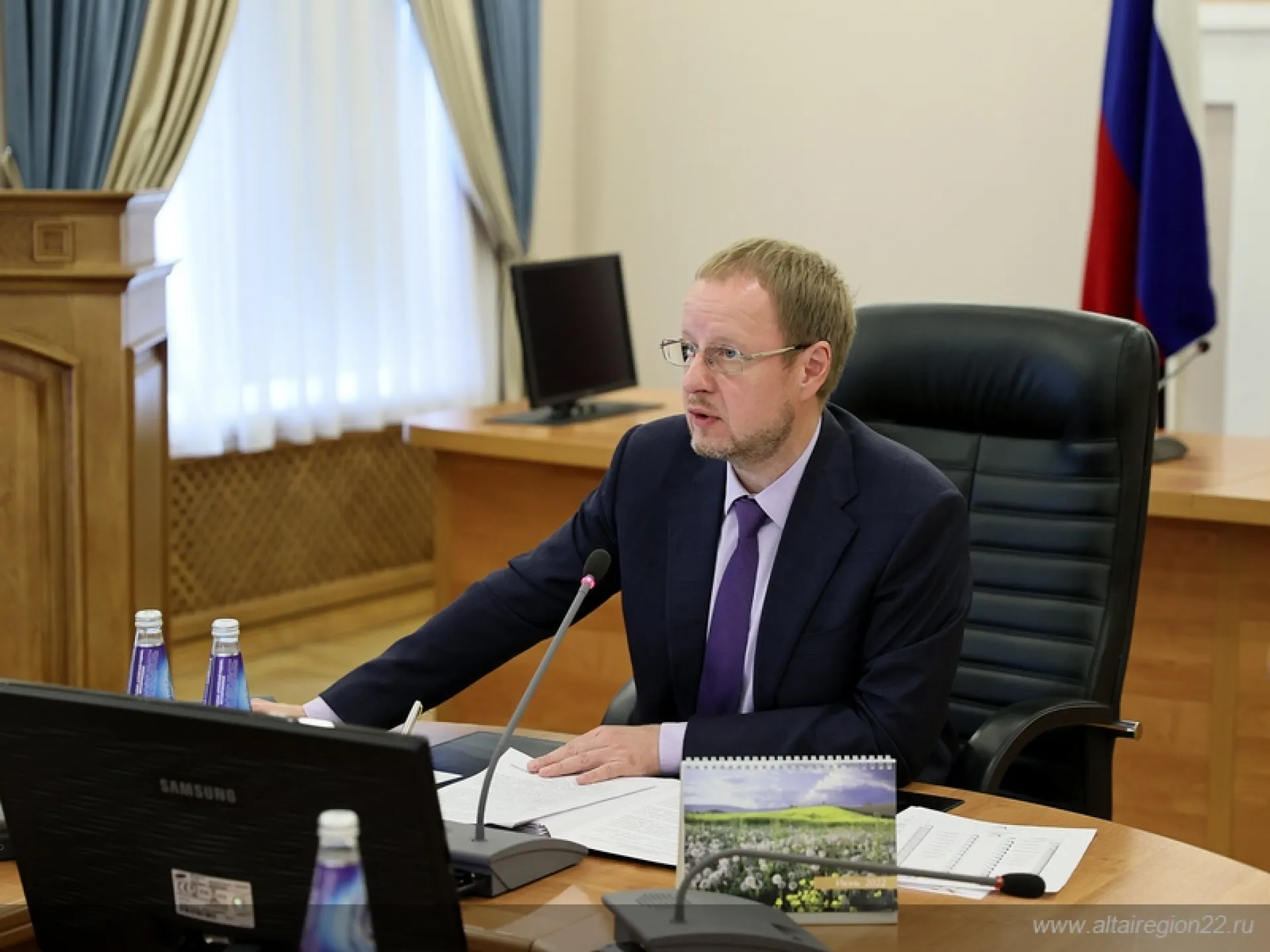 Виктор Томенко провел заседание комиссии по координации работы по противодействию коррупции в Алтайском крае Виктор Томенко провел заседание комиссии по координации работы по противодействию коррупции в Алтайском крае