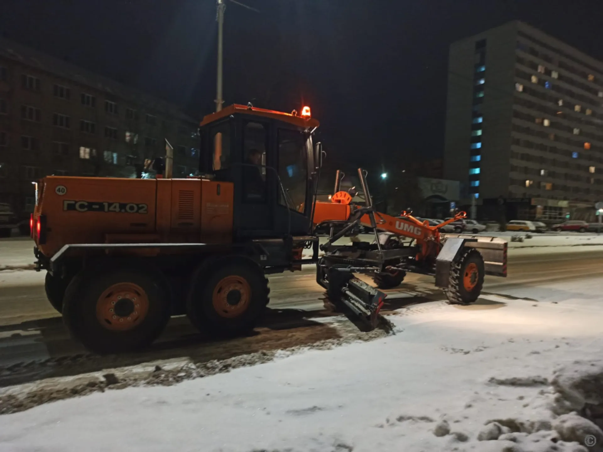119 единиц техники работало на дорогах Барнаула ночью