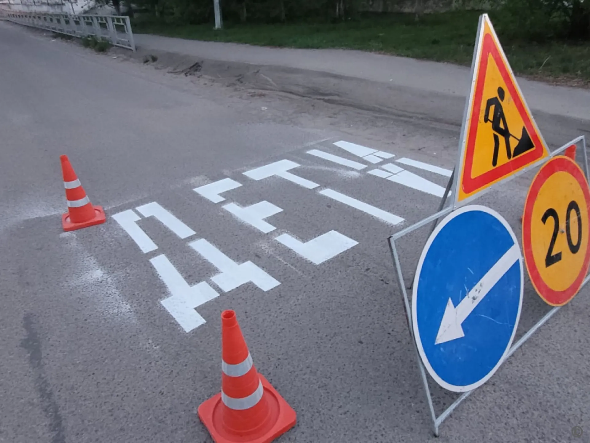 Дорожную разметку возле школ Барнаула нанесли накануне последних звонков Дорожную разметку возле школ Барнаула нанесли накануне последних звонков