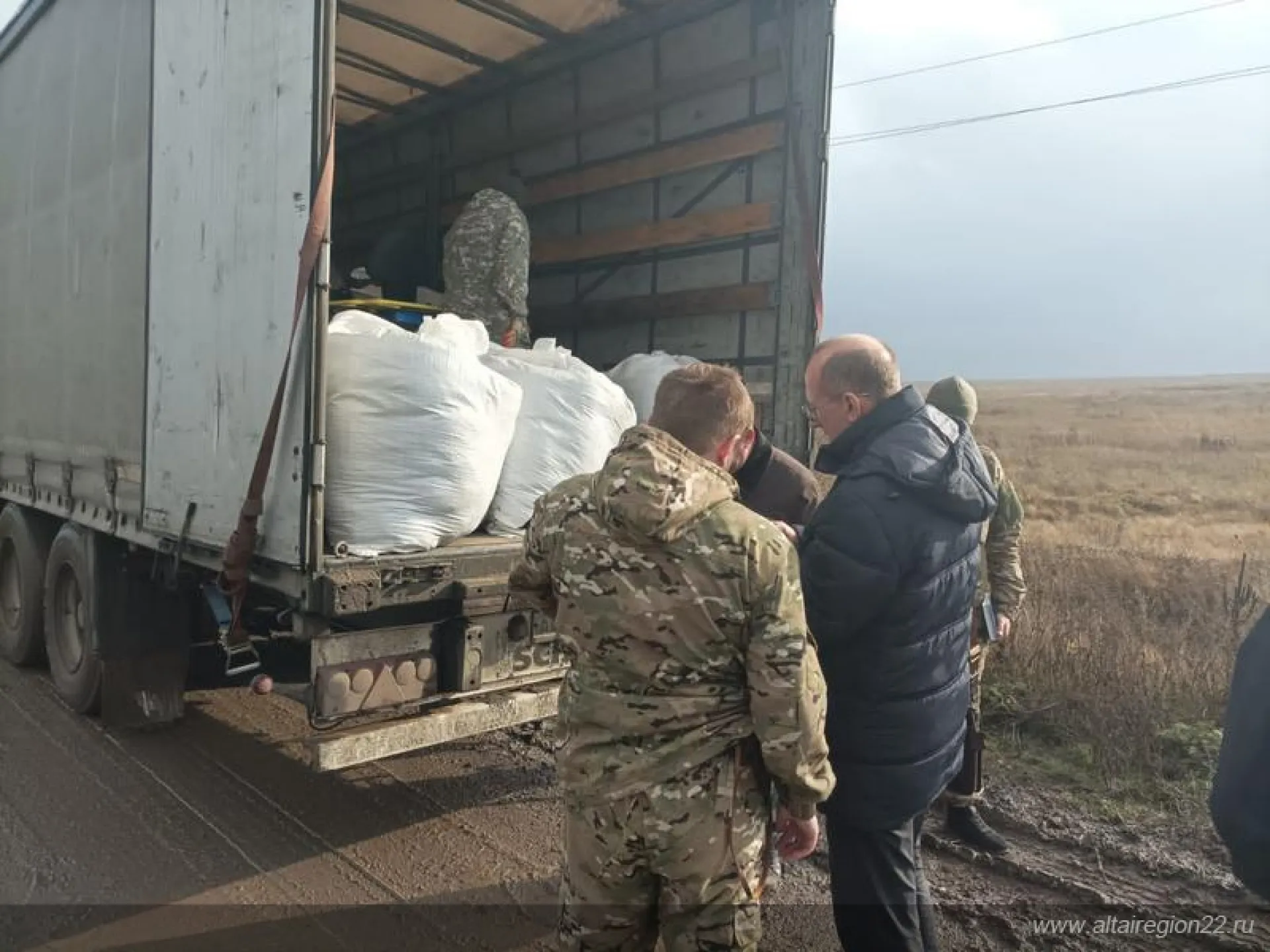 Из Алтайского края в зону специальной военной операции доставлена техника высокой проходимости и вещи для организации быта военнослужащих