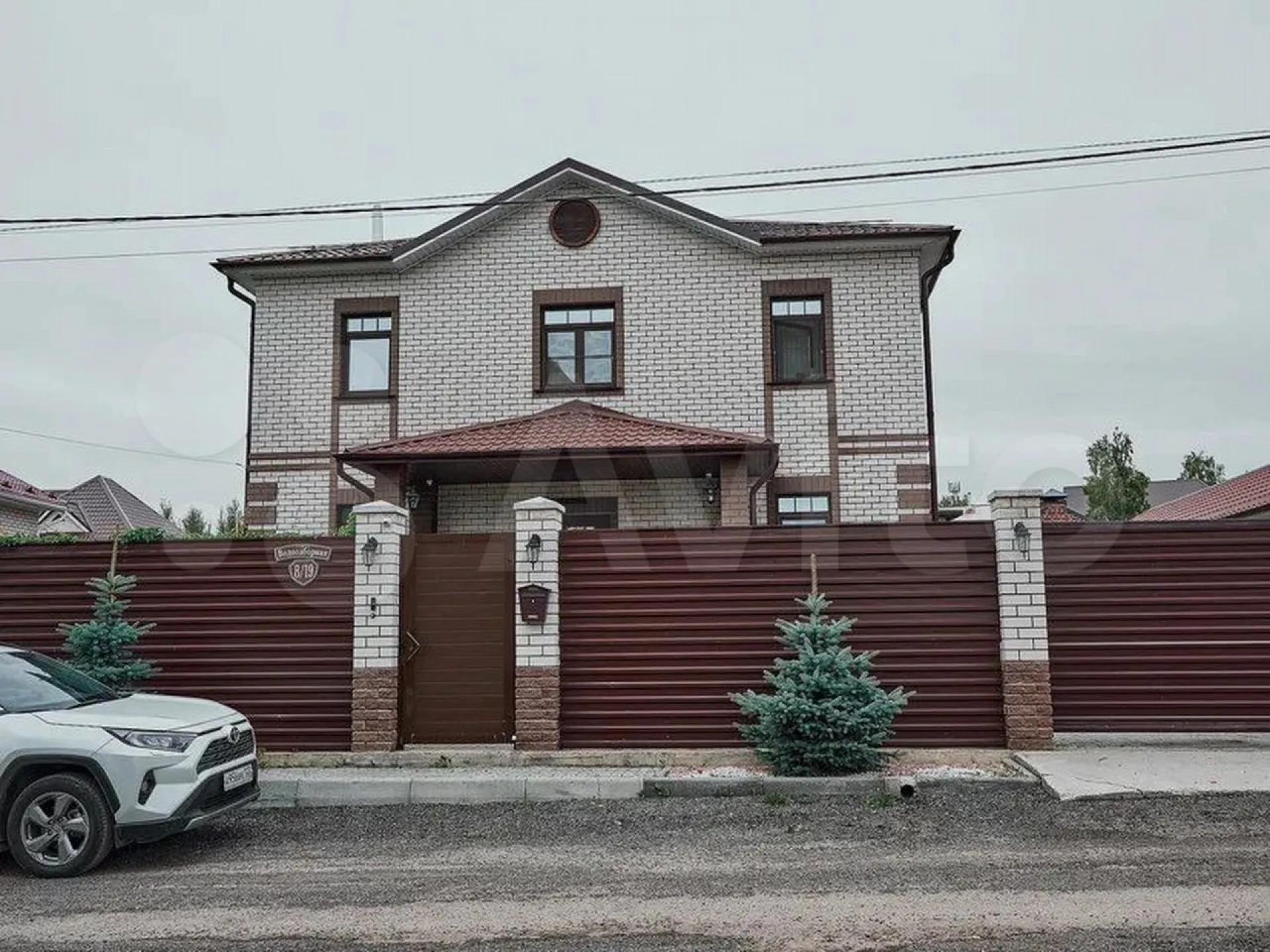 В посёлке под Барнаулом продают коттедж с видом на Обь за 39 миллионов рублей