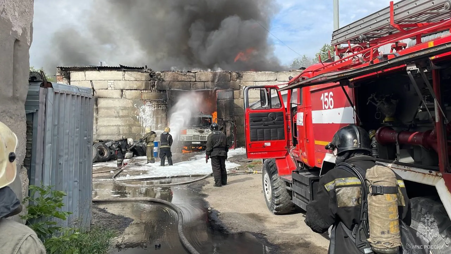 Гаражи с автомобилями загорелись на проспекте Энергетиков в Барнауле