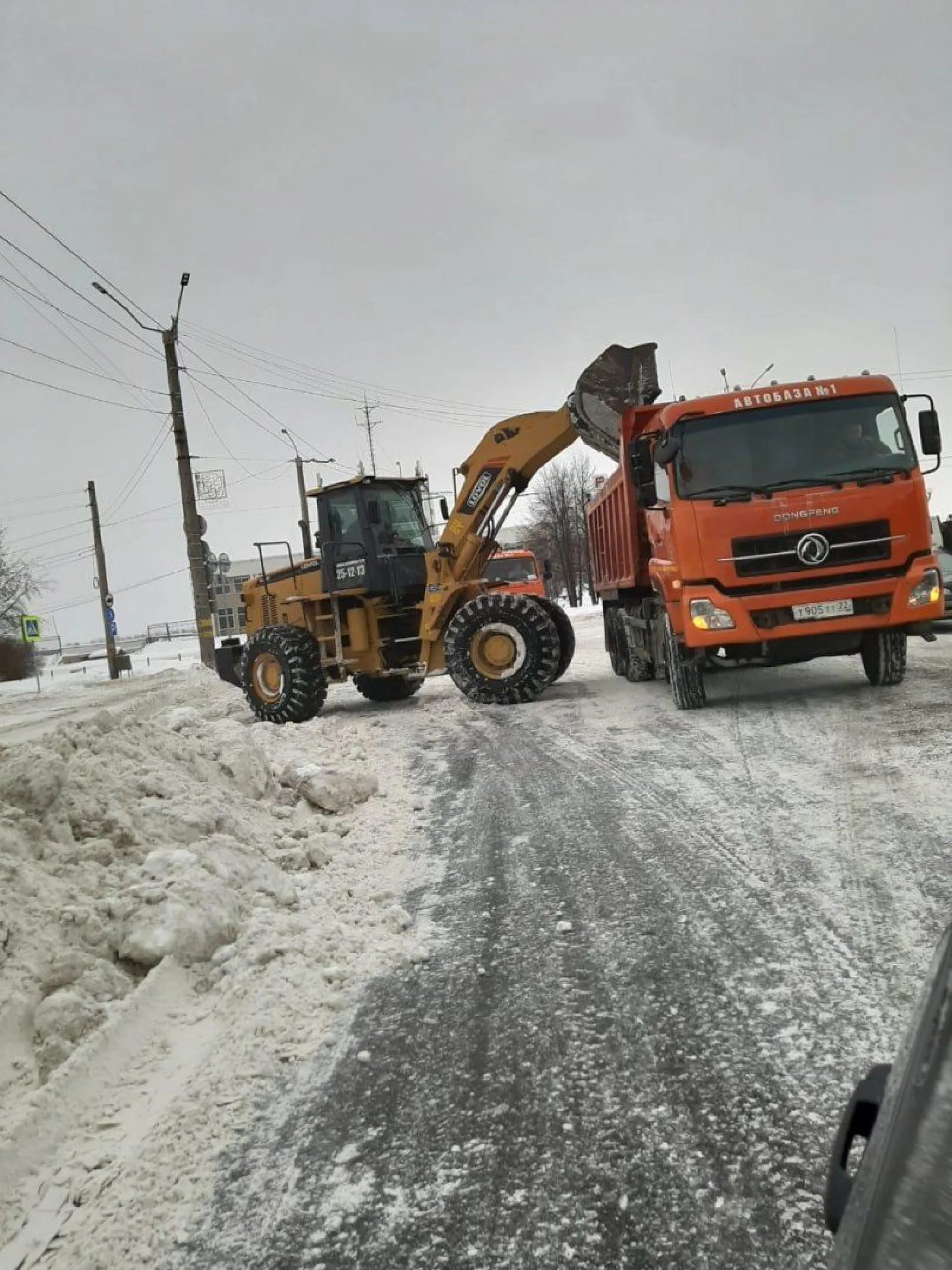 Техника продолжает убирать снег с улиц Барнаула Техника продолжает убирать снег с улиц Барнаула
