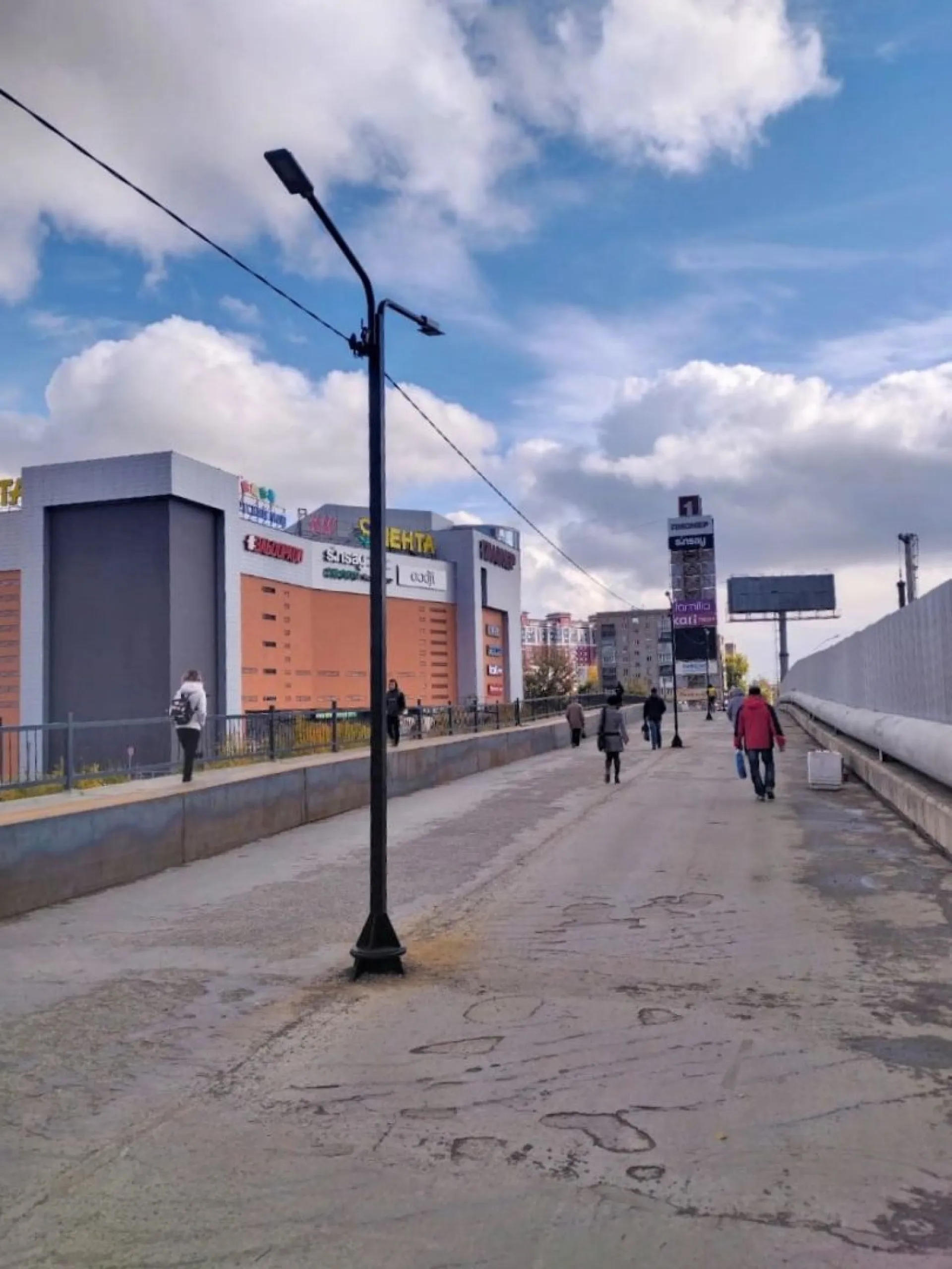 Новые фонари появились на мосту в Барнауле