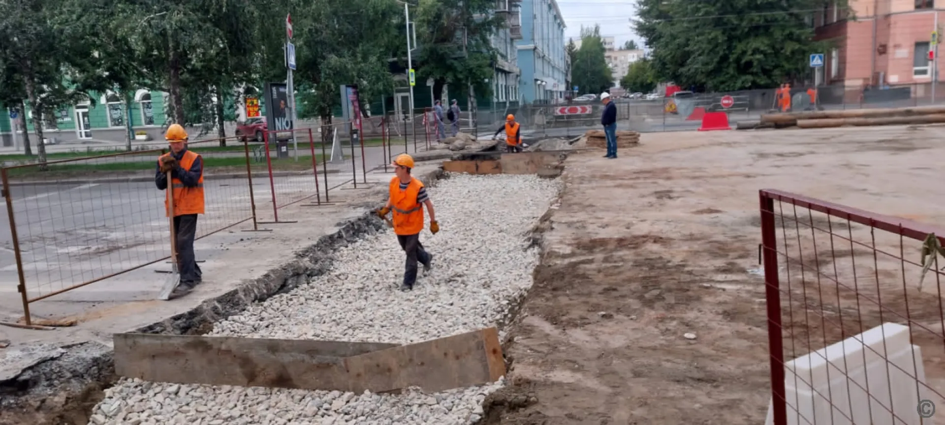 В Барнауле продолжают ремонт теплосети на проспекте Ленина