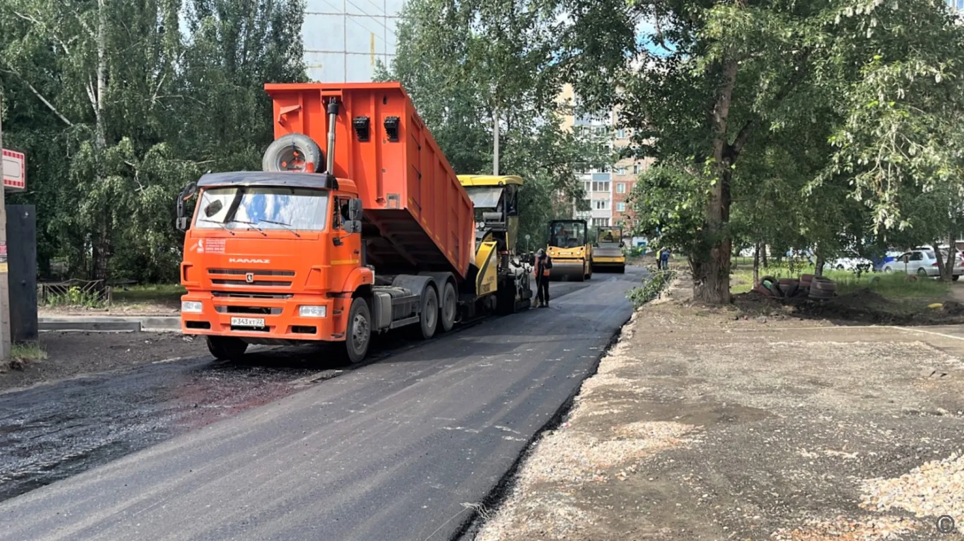 К асфальтированию одной из улиц приступили в Барнауле