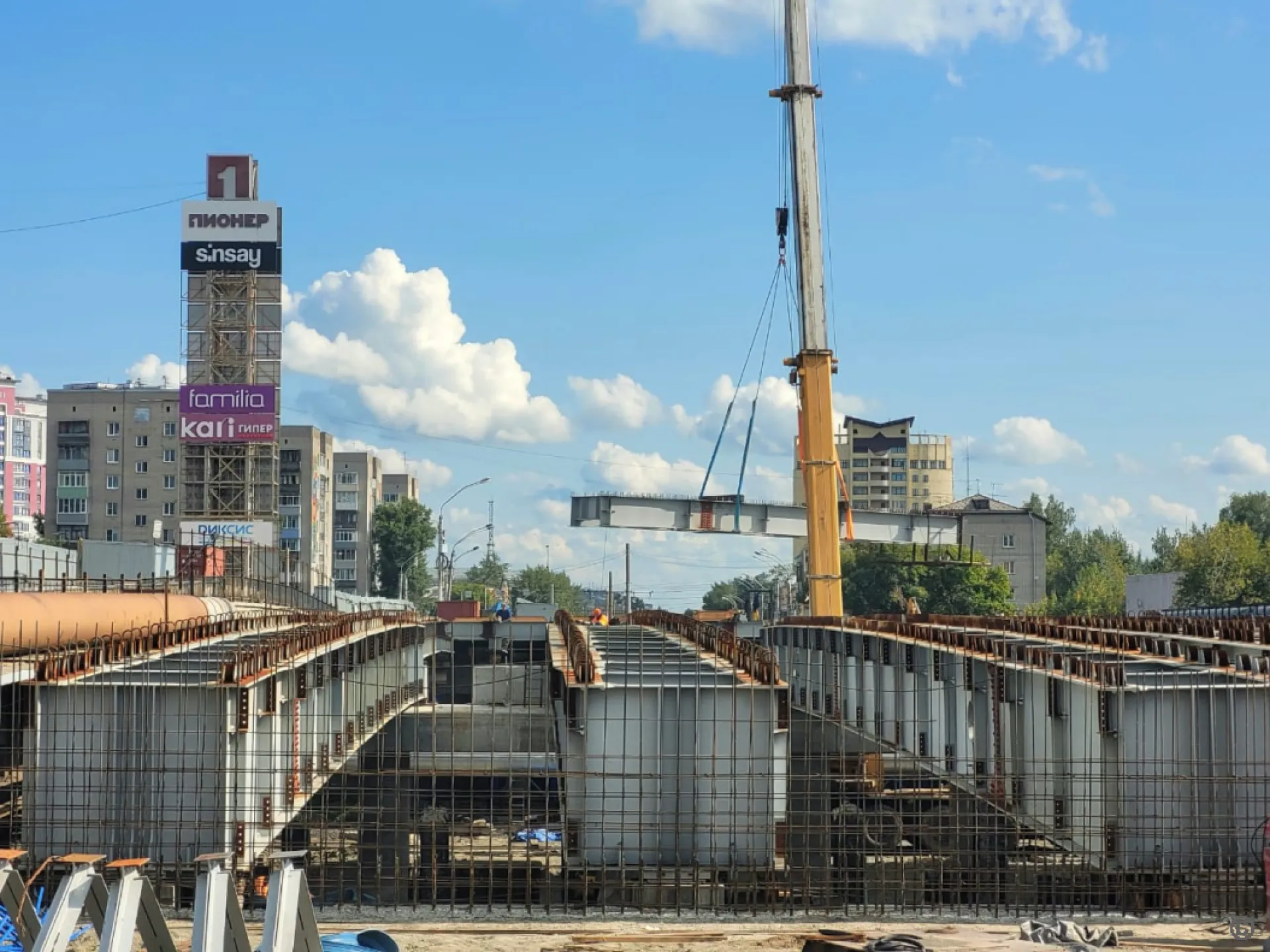 В Барнауле монтируют последний пролёт на мосту на Новом рынке
