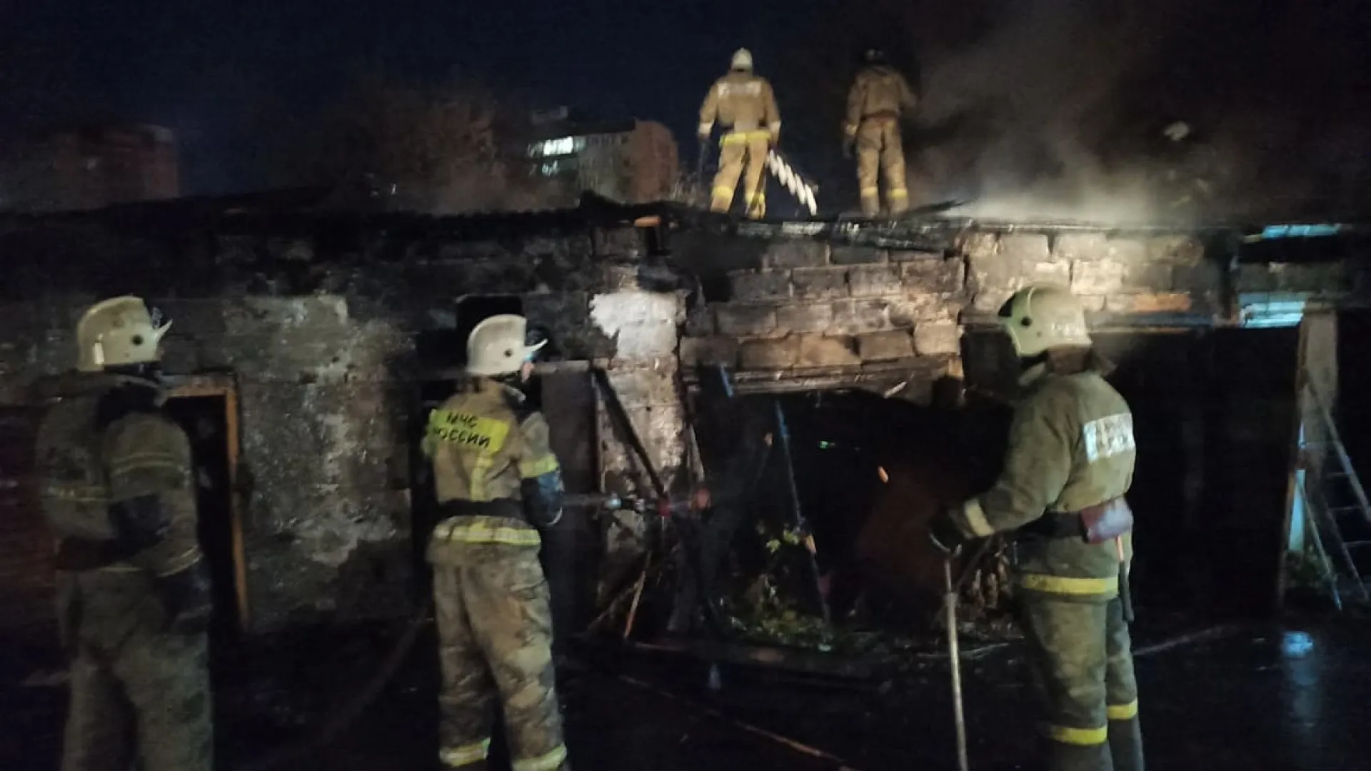 В Октябрьском районе Барнаула ночью произошёл пожар В Октябрьском районе Барнаула ночью произошёл пожар