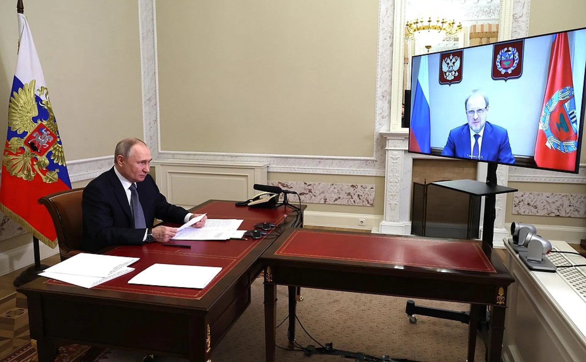 Президент России Владимир Путин провел встречу с губернатором Алтайского края Виктором Томенко Президент России Владимир Путин провел встречу с губернатором Алтайского края Виктором Томенко