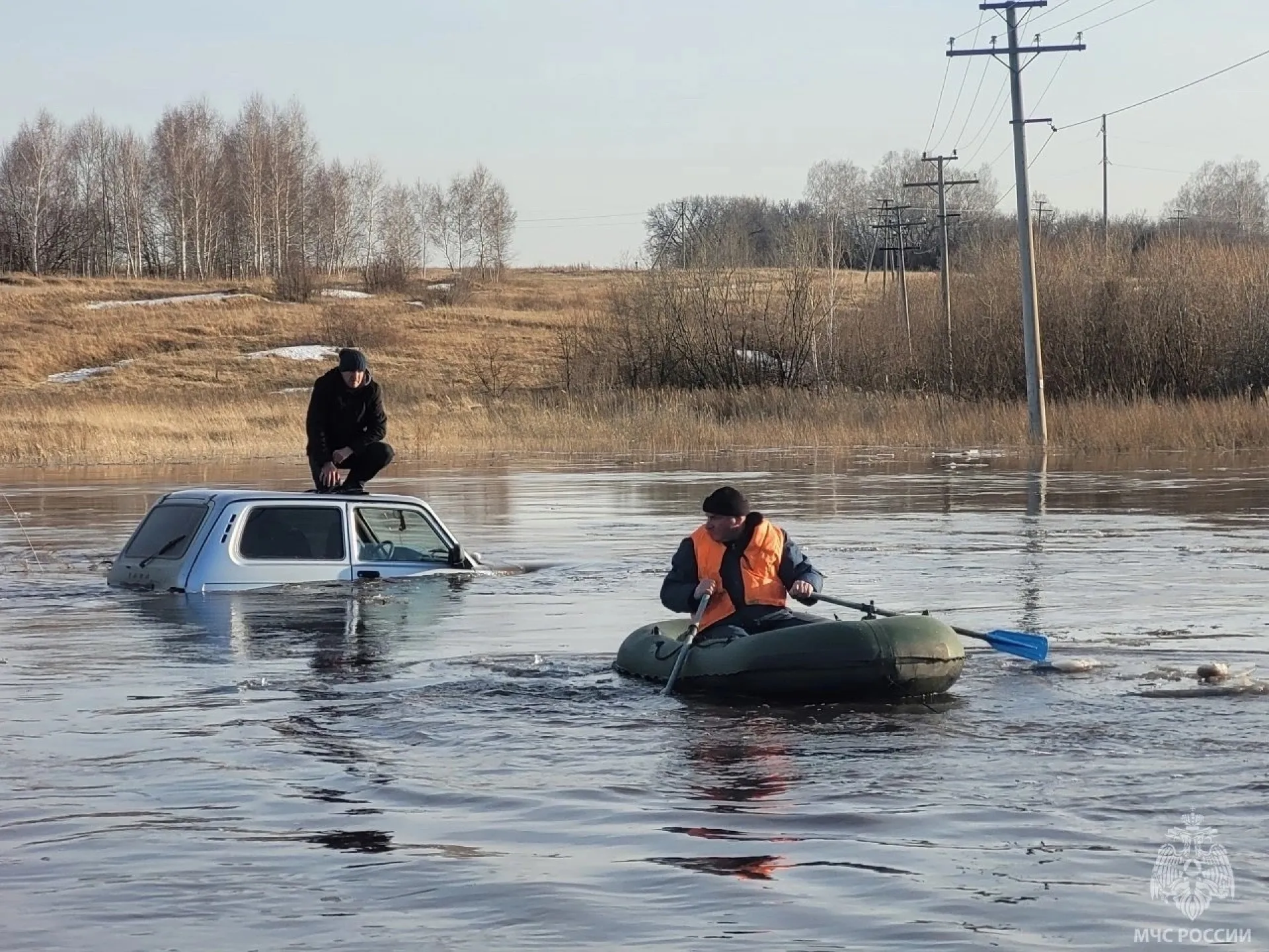 На алтайской трассе автомобиль утонул в талых водах