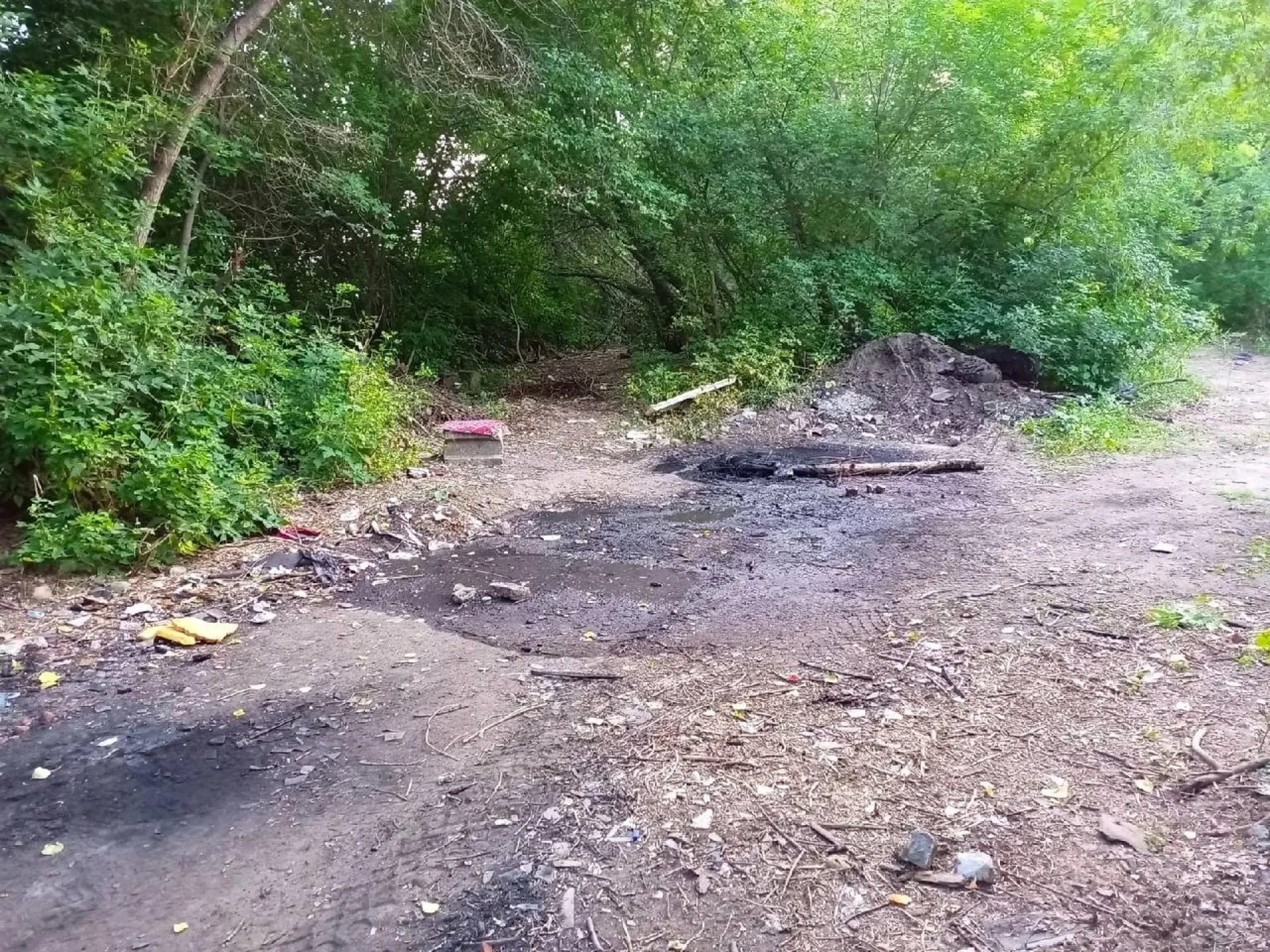 Горевшие покрышки привлекли внимание пожарных в Барнауле