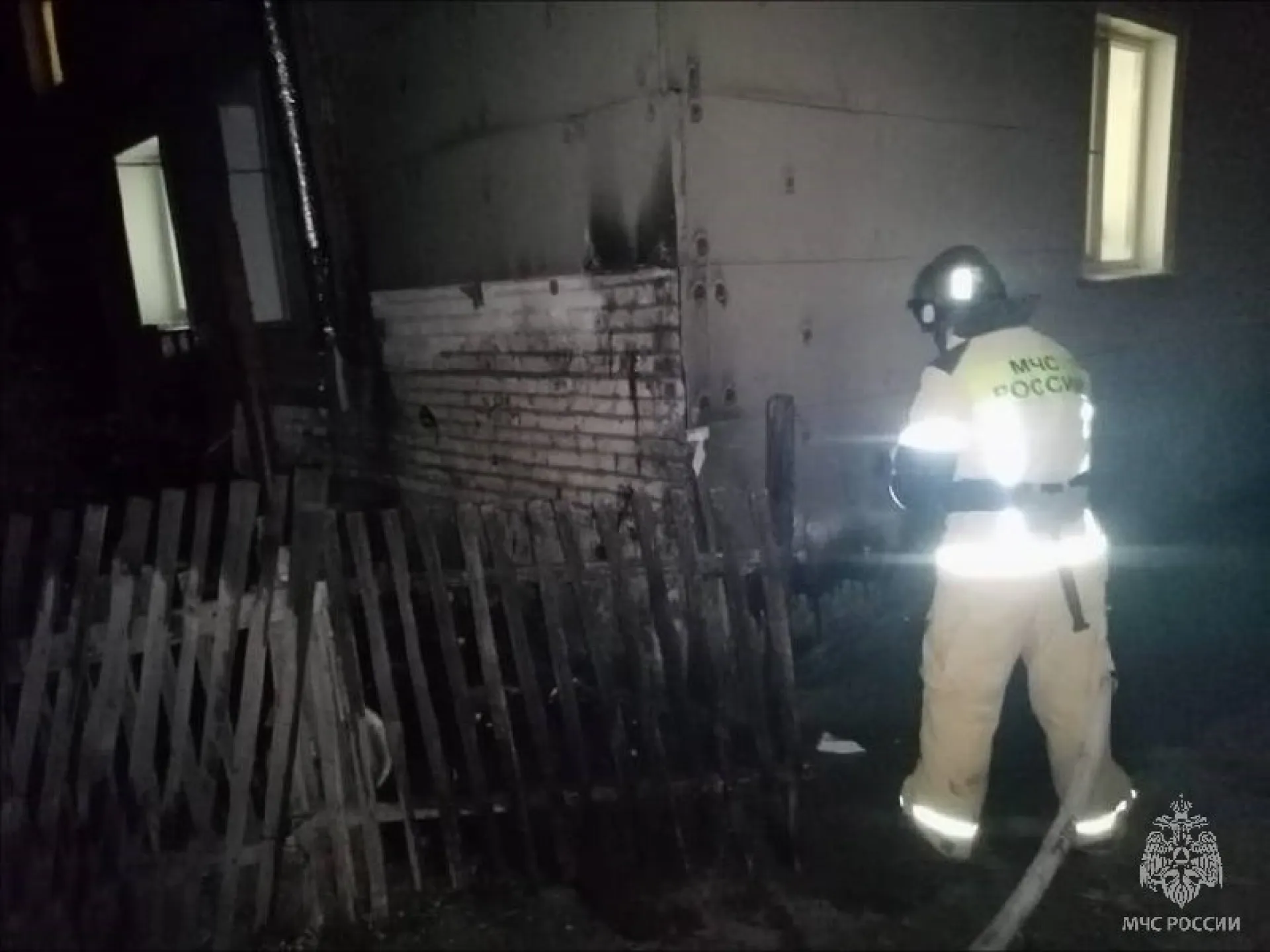 Сотрудники МЧС спасли трёх человек из пожара в Хабарском районе