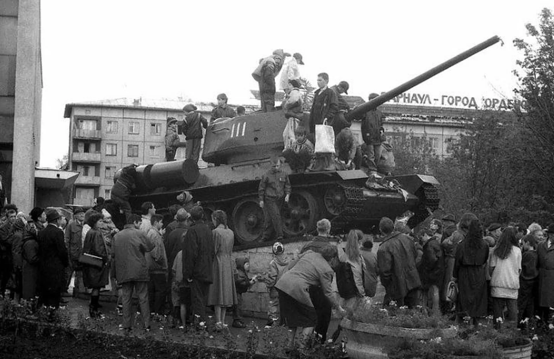 30 лет назад у кинотеатра «Мир» в Барнауле установили танк Т-34