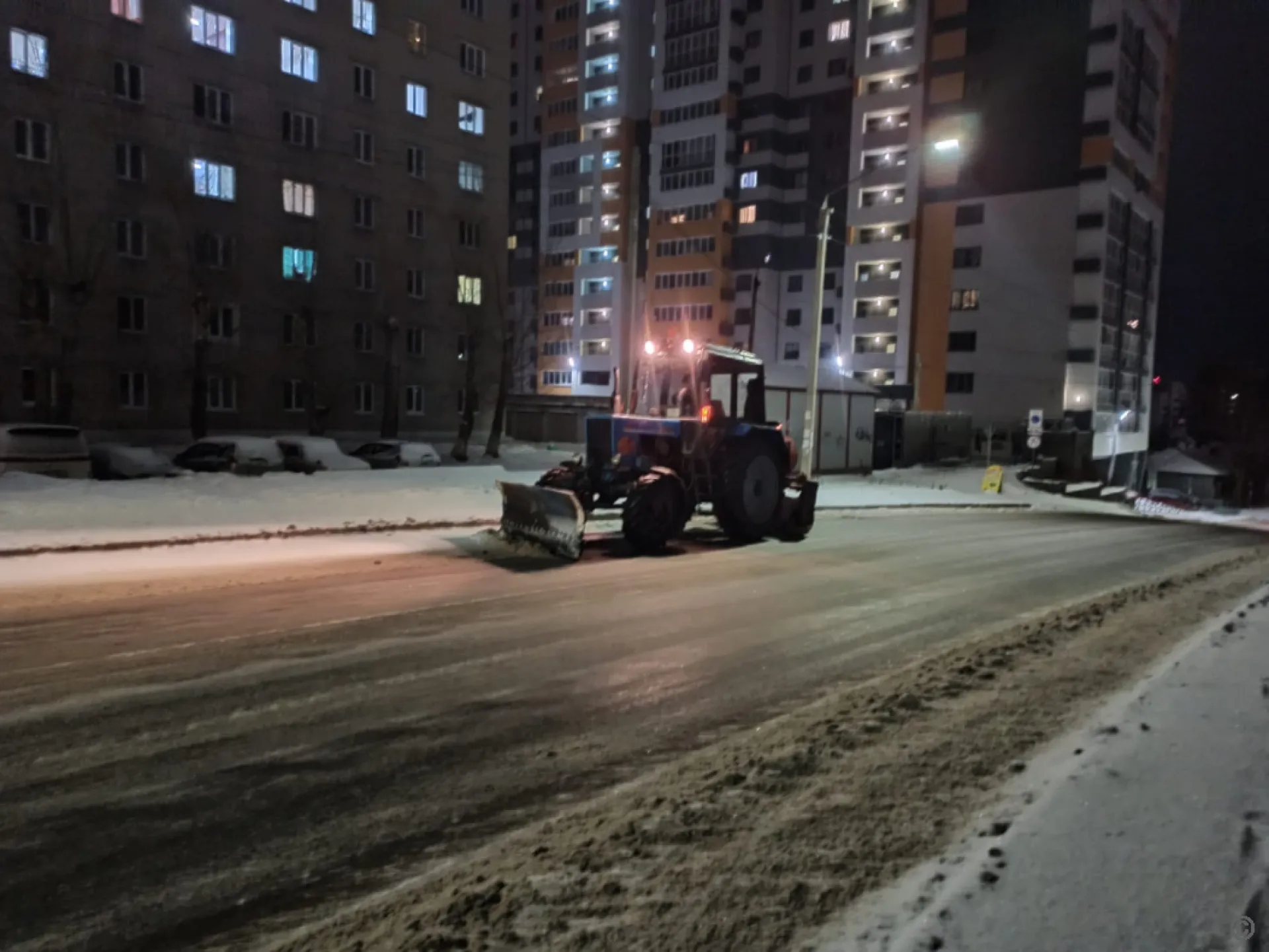 Улицы Барнаула обрабатывают противогололёдными материалами