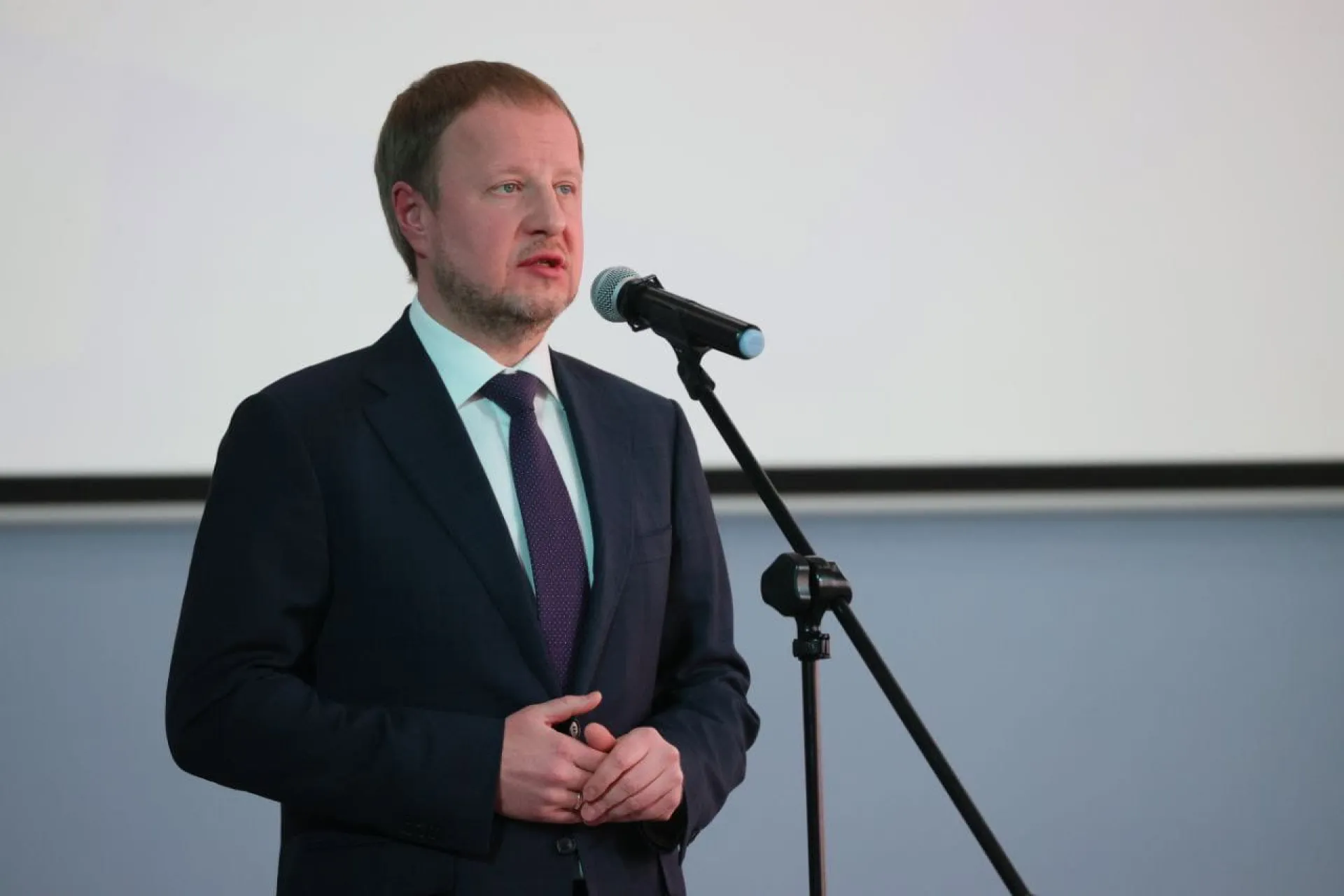 Губернатор Алтайского края Виктор Томенко начал рабочую поездку в Ключевский район с посещения школы № 1 в райцентре Губернатор Алтайского края Виктор Томенко начал рабочую поездку в Ключевский район с посещения школы № 1 в райцентре