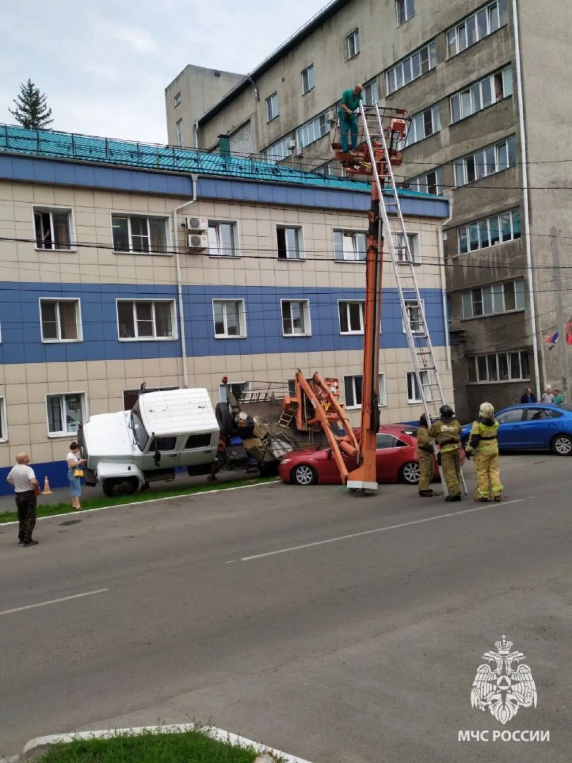 В МЧС рассказали подробности о падении автовышки в Барнауле