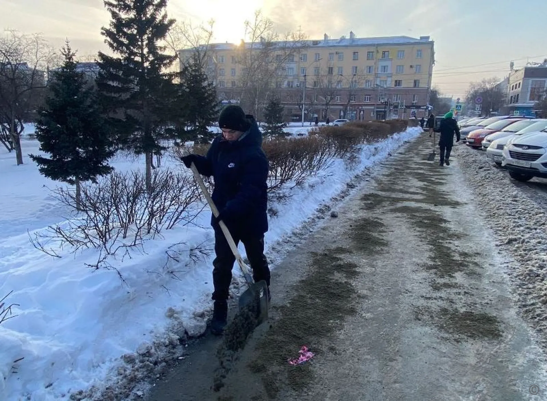 Барнаульские студенты помогают очищать тротуары, лестницы и пешеходные переходы от наледи Барнаульские студенты помогают очищать тротуары, лестницы и пешеходные переходы от наледи