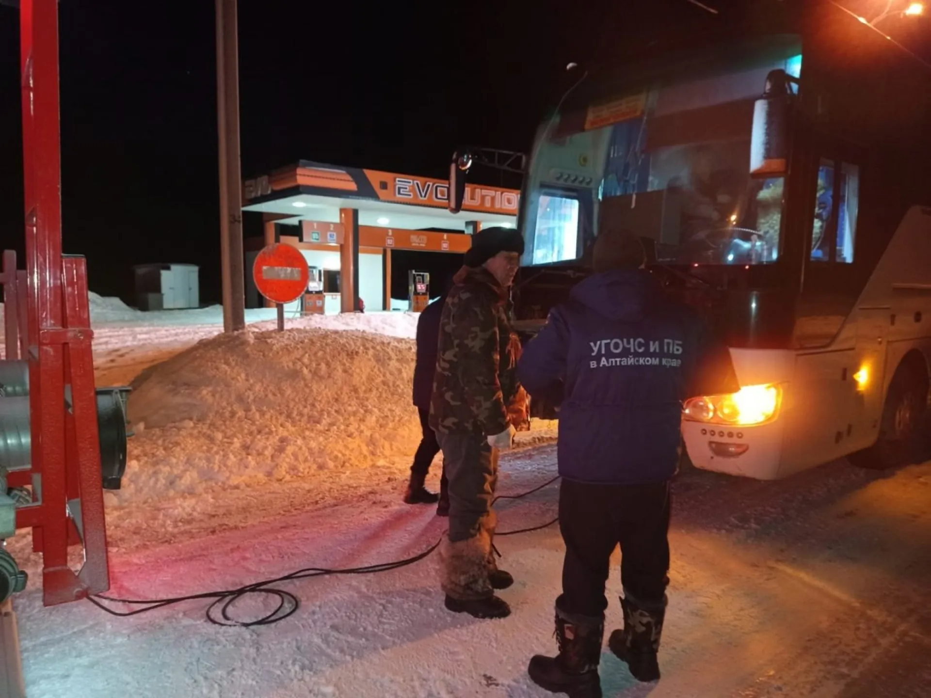 Автобус с иностранцами сломался в Алтайском крае Автобус с иностранцами сломался в Алтайском крае